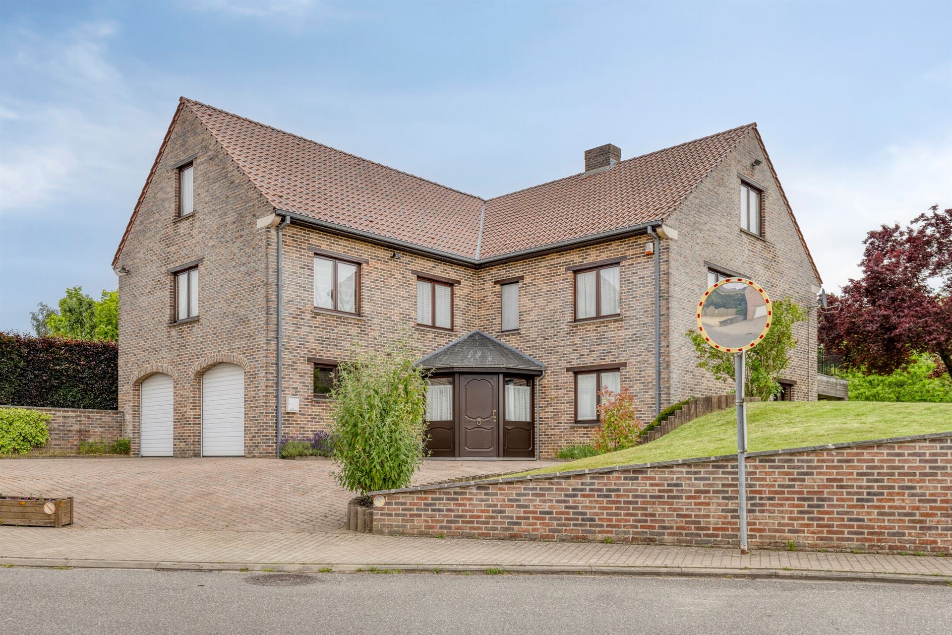 Klassieke & perfect onderhouden villa met veel ruimte op goede locatie foto {{pictureIndex}}