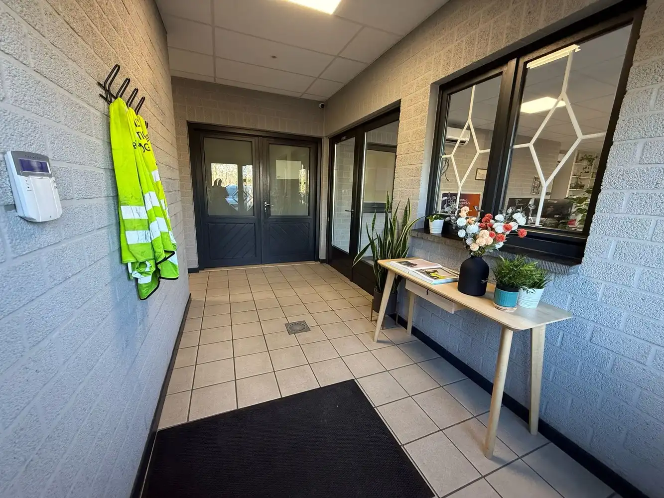 Bedrijfshal met kantoorruimte op uitstekende locatie te Lanaken! foto 4