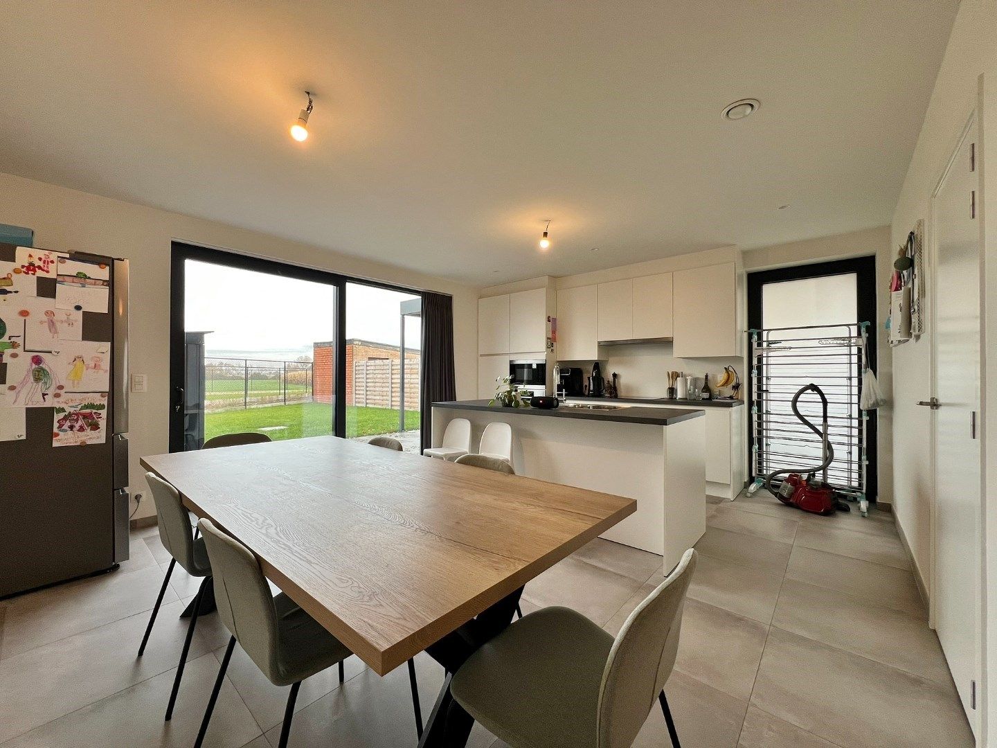 Nieuwbouwwoning met 3 slaapkamers, carport en afgesloten tuin met terras.  foto 5
