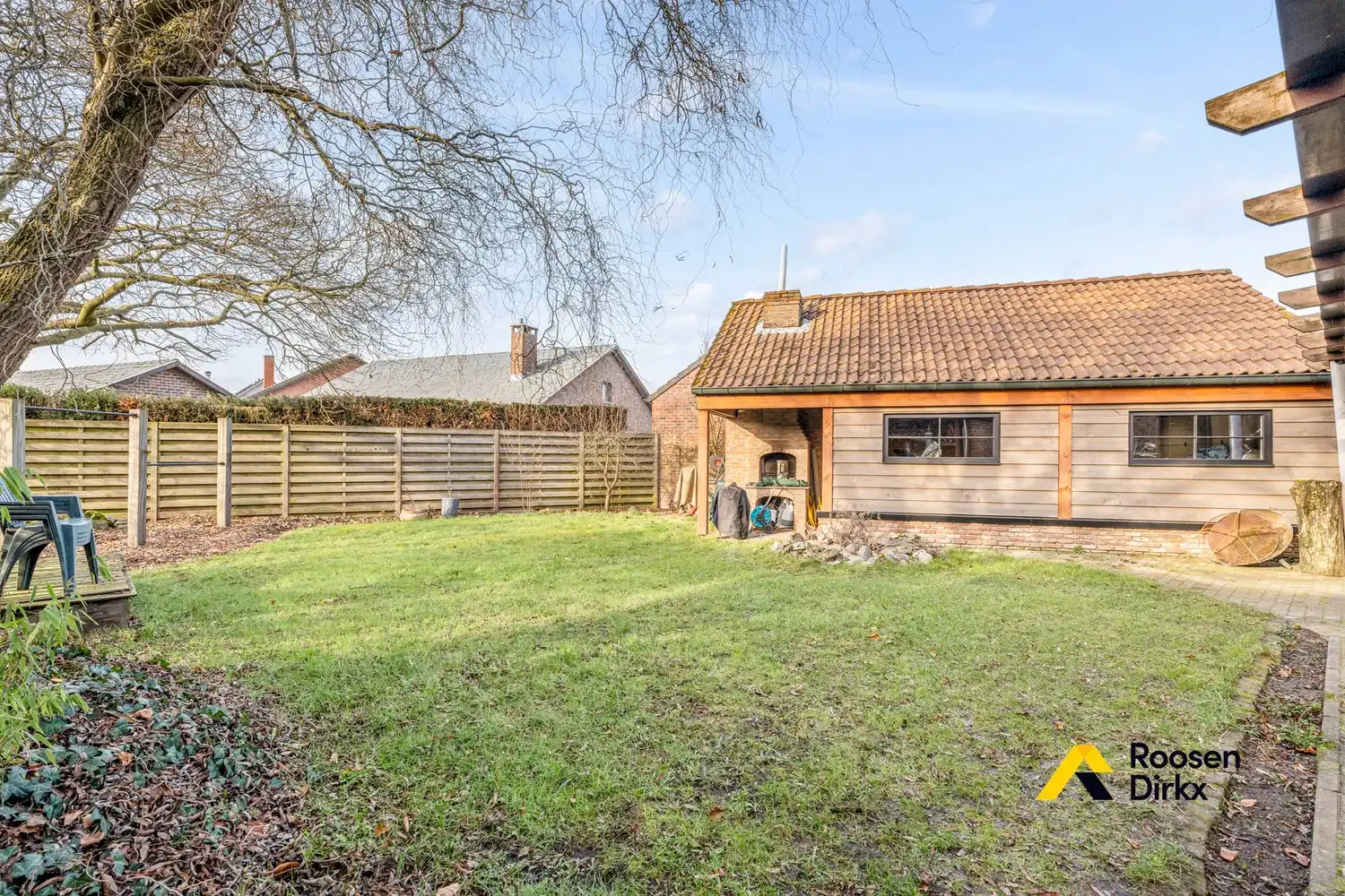 Solide woning met  4 slaapkamers en ruime garage op perceel van 734m² foto 4