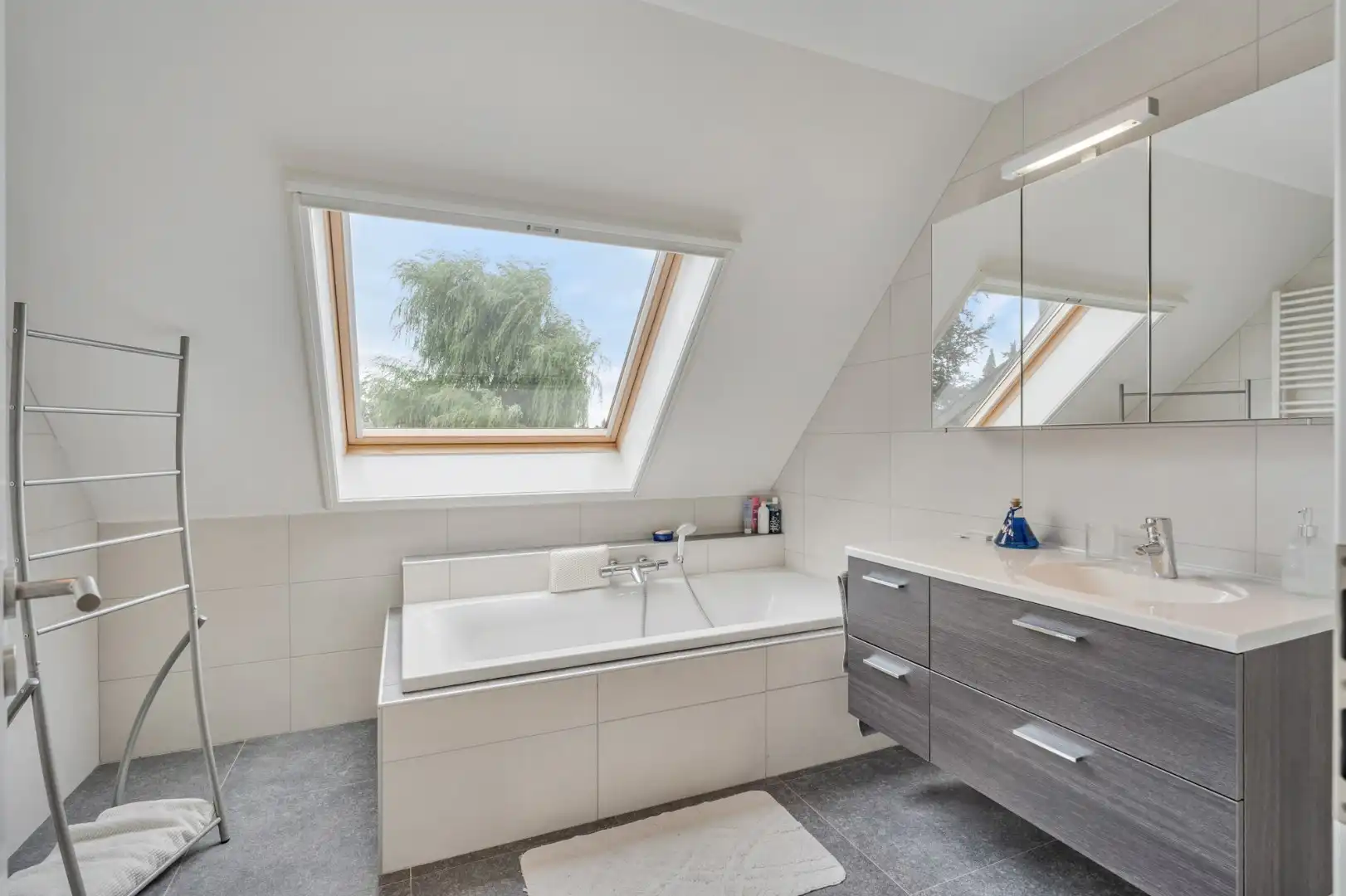 Zeer goed onderhouden en praktisch ingedeelde gezinswoning met 4 slaapkamers en prachtige tuin. foto 26