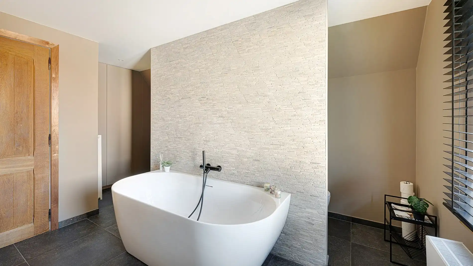 Vijf slaapkamers, groot volume in een alleenstaande villa te Knokke foto 23
