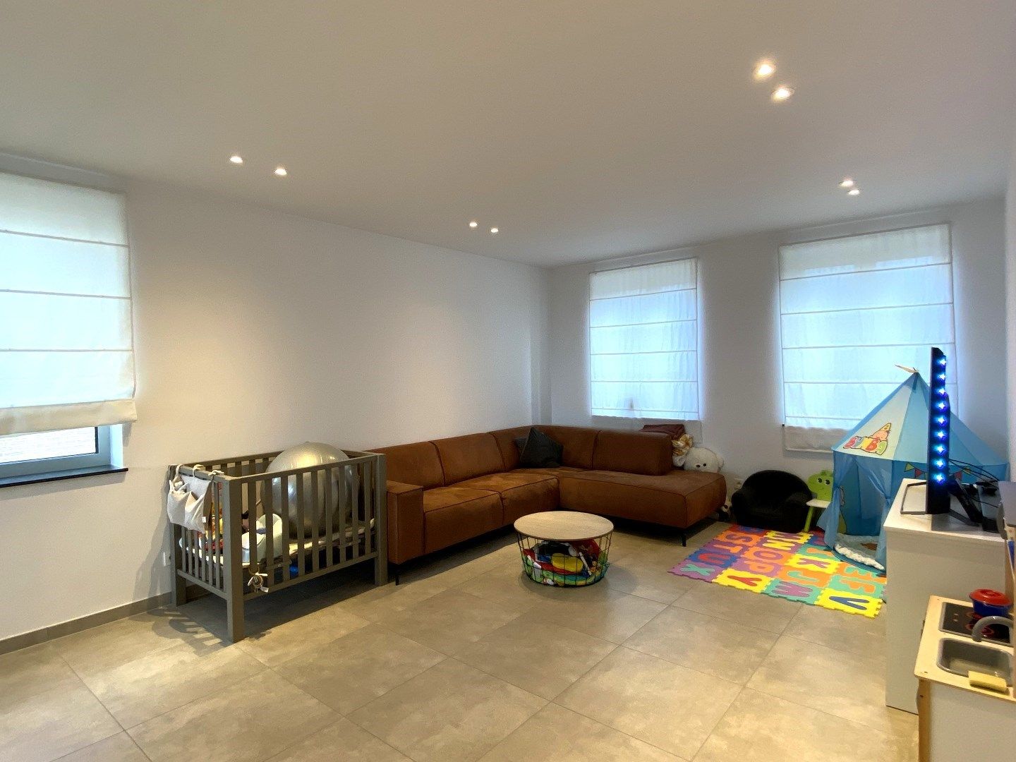 INSTAPKLAAR APPARTEMENT MET 2 SLPKS TERRAS | STAANPLAATS EN GARAGE foto 2