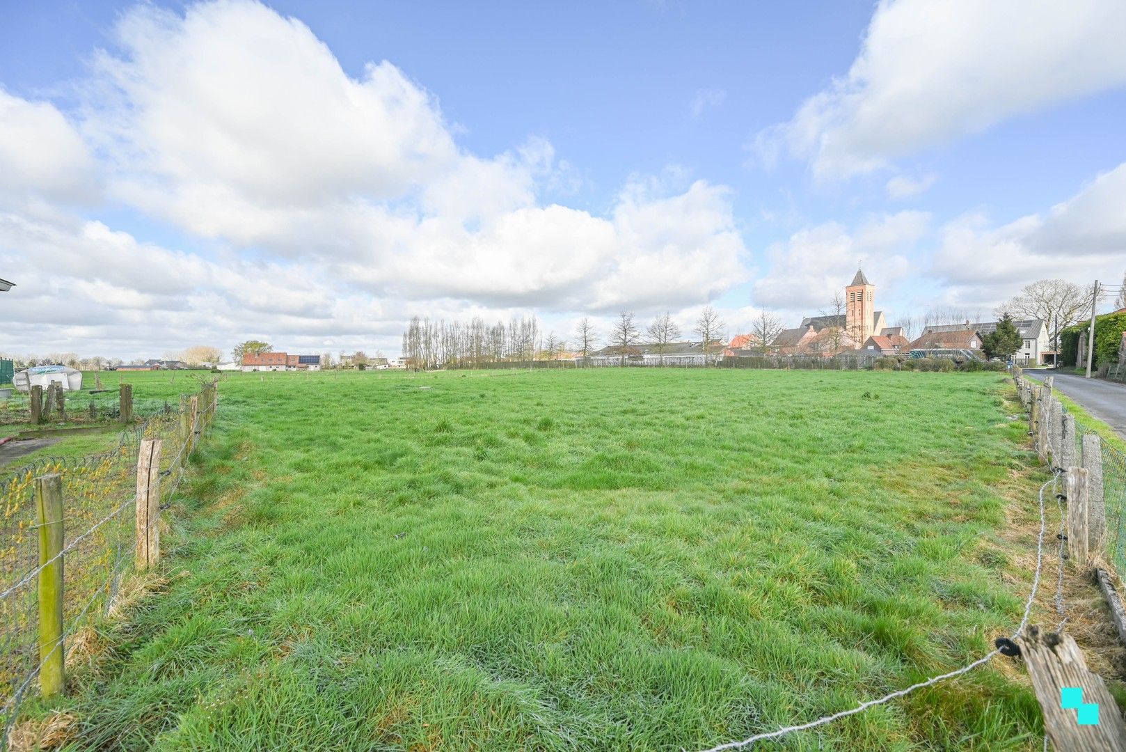 Landelijk gelegen woning met diverse loodsen foto 11