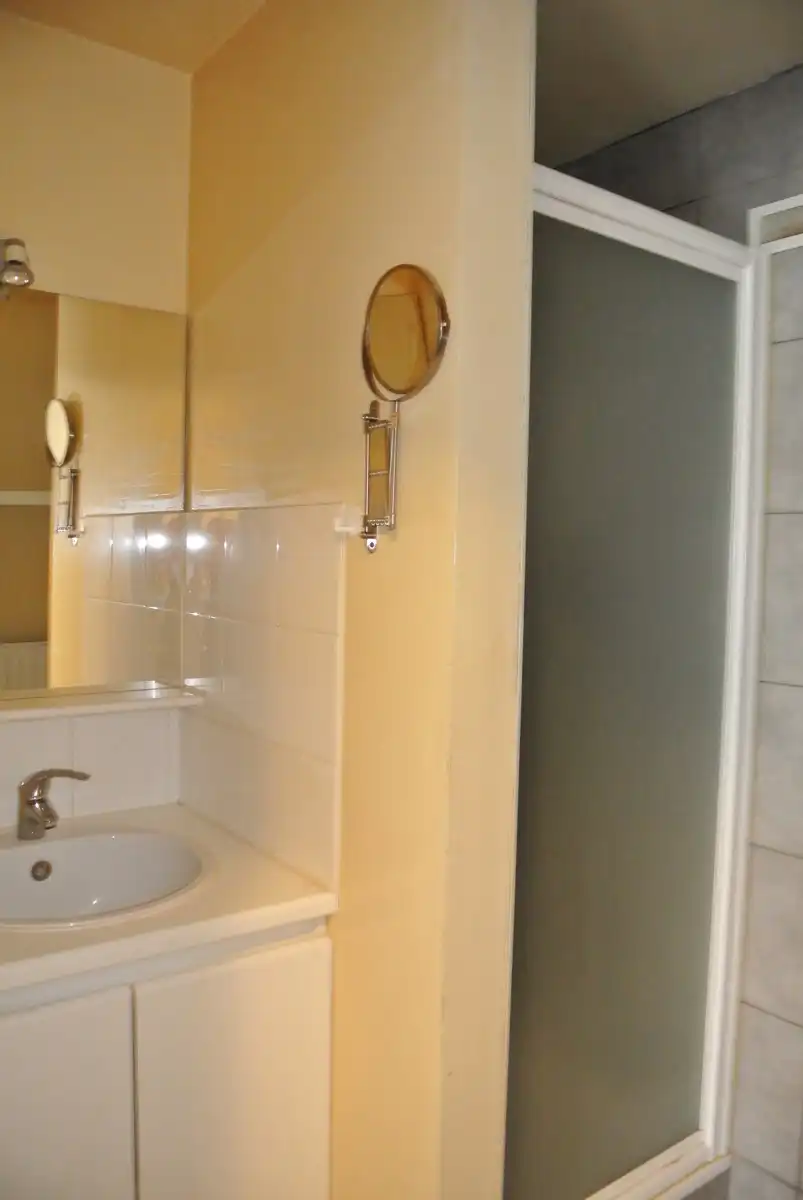 Gezellige gelijkvloers appartement  met 2 slaapkamers + terras en tuintje foto 9