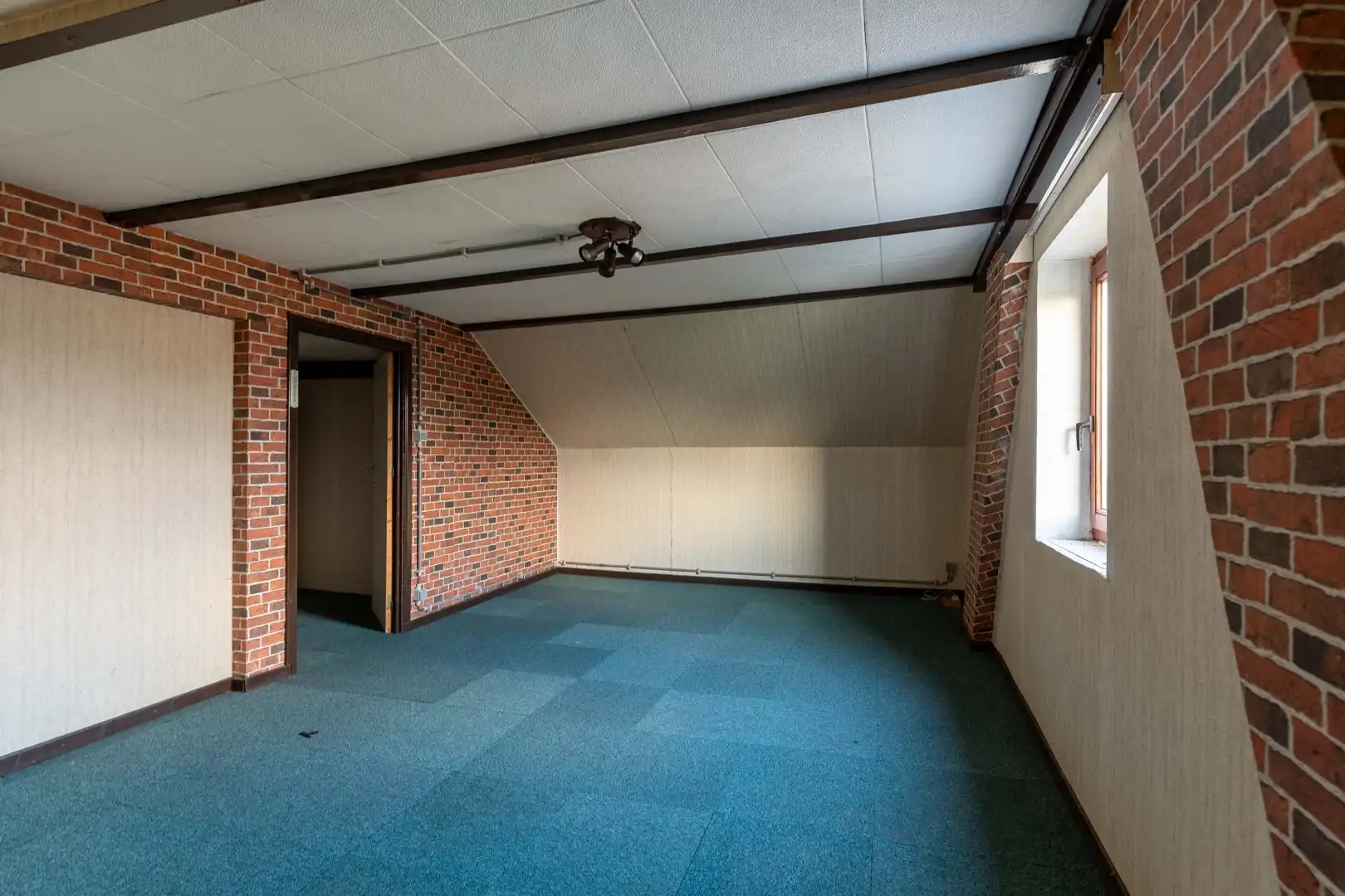 Woning in het centrum met loods of magazijn foto 22