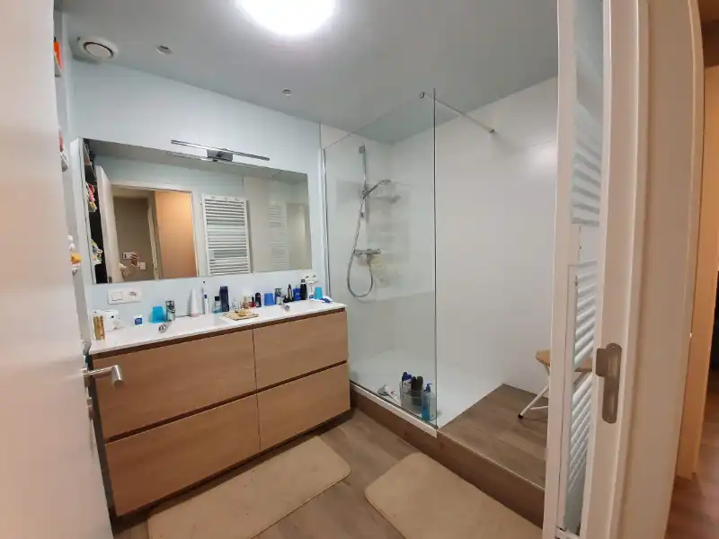 Volledig gerenoveerd 2-slaapkamerappartement met lift foto 11