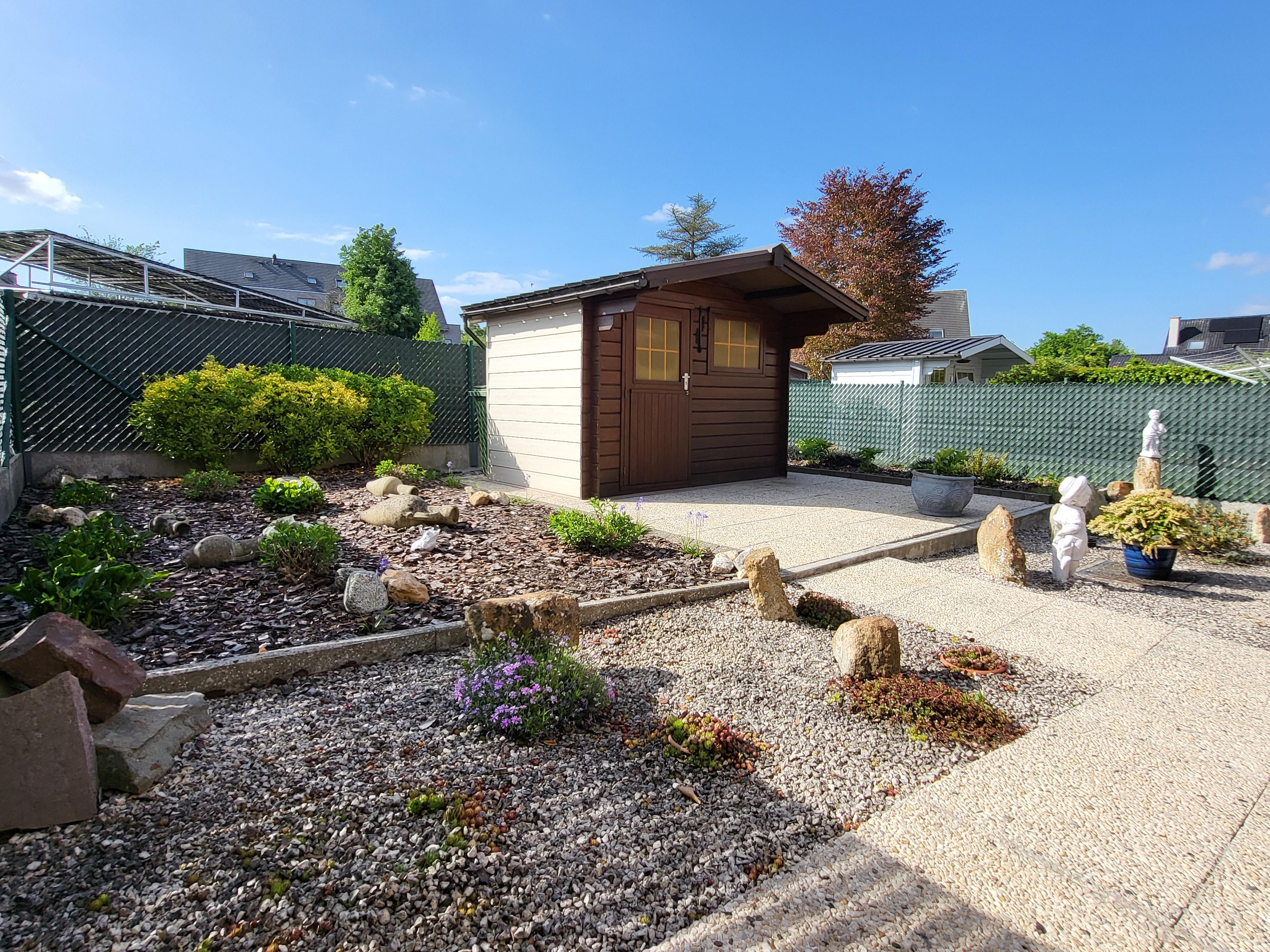 Prachtige halfopen bebouwing van 2001 met zonnige aangelegde tuin, oprit en garage!  foto 5