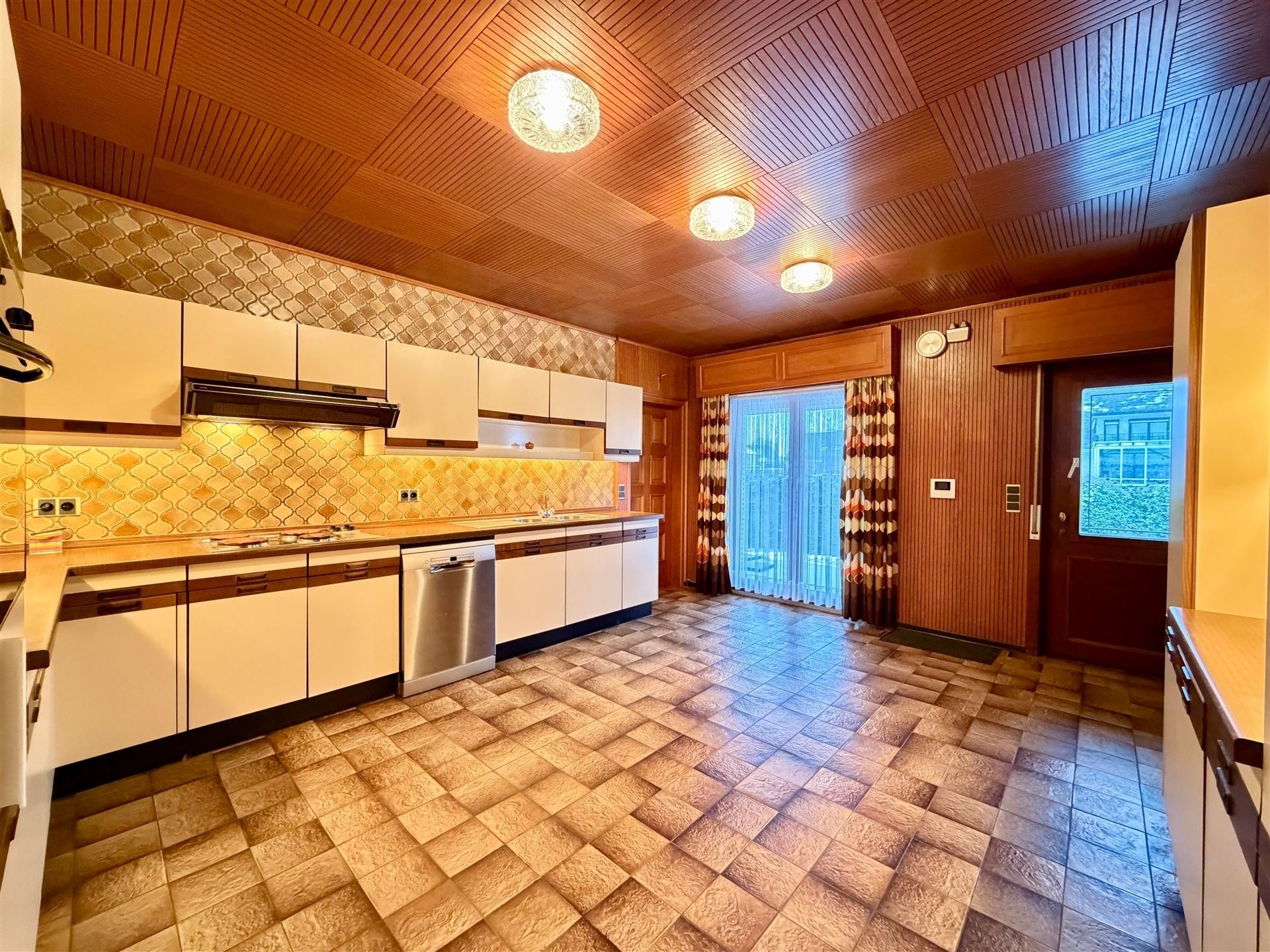 Zeer ruime villa (483 m²) op 16a48ca in Dilsen-Stokkem, goed onderhouden en vol potentieel om te transformeren tot uw hedendaagse droomwoning. foto 13