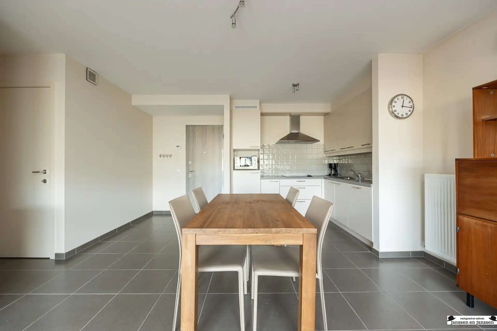 Instapklaar 1-slaapkamerappartement met groot terras in hartje Brasschaat foto 2