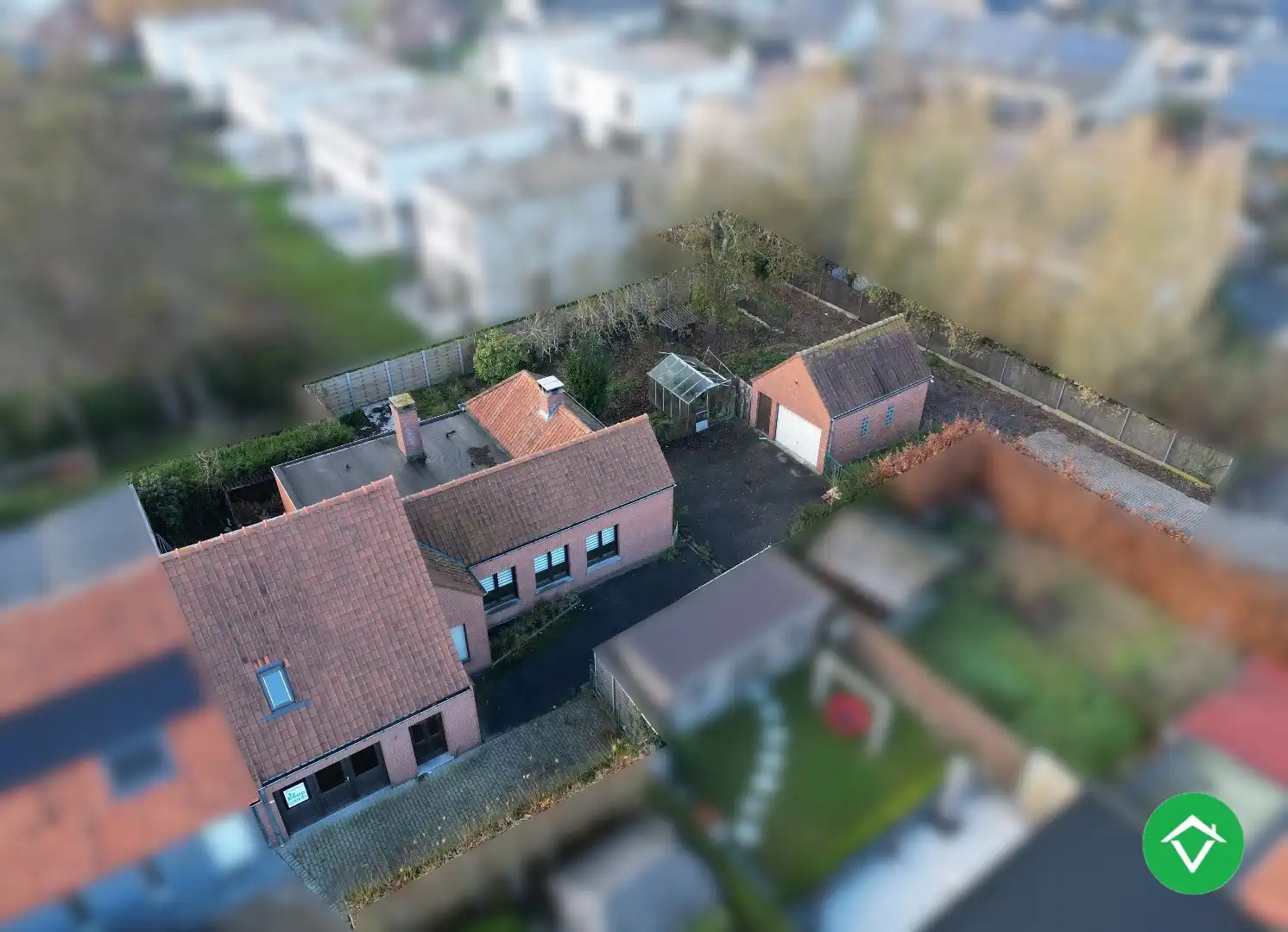 Rustig gelegen halfopen bebouwing met 3 slaapkamers, tuin en garage met uitweg! foto 2