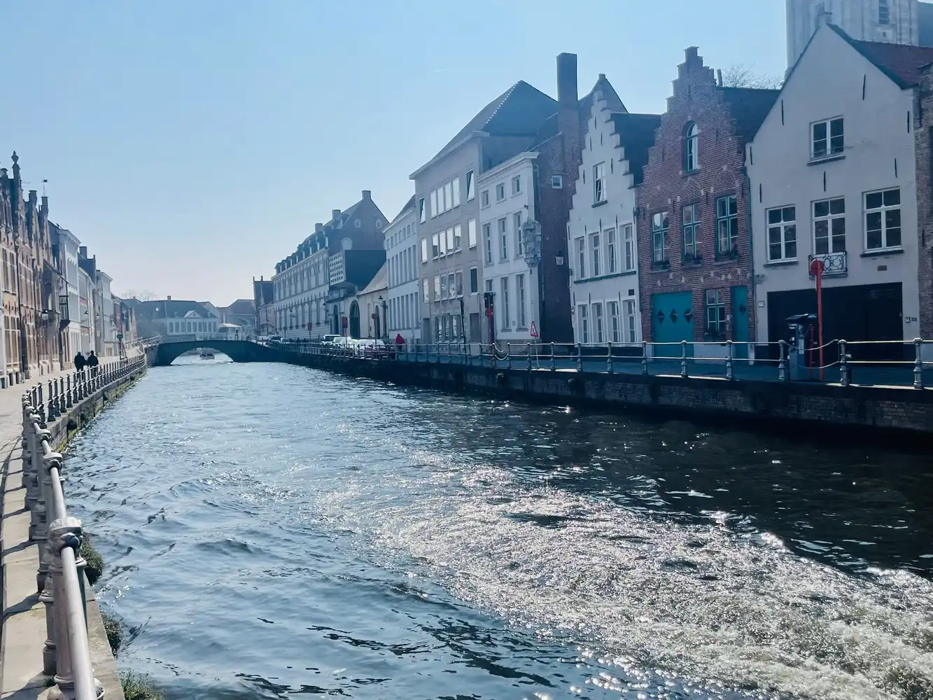 Brugge,aan de SINT-ANNAREI , DUBBEL APPARTEMENT( 250m²)  in een herenhuis  vooraan zicht op de Sint-Annarei, achteraan zicht op een grote gemeenschappelijke tuin,2  livings, 2 keukens, 4 slaapkamers, 2 badkamers. foto 33
