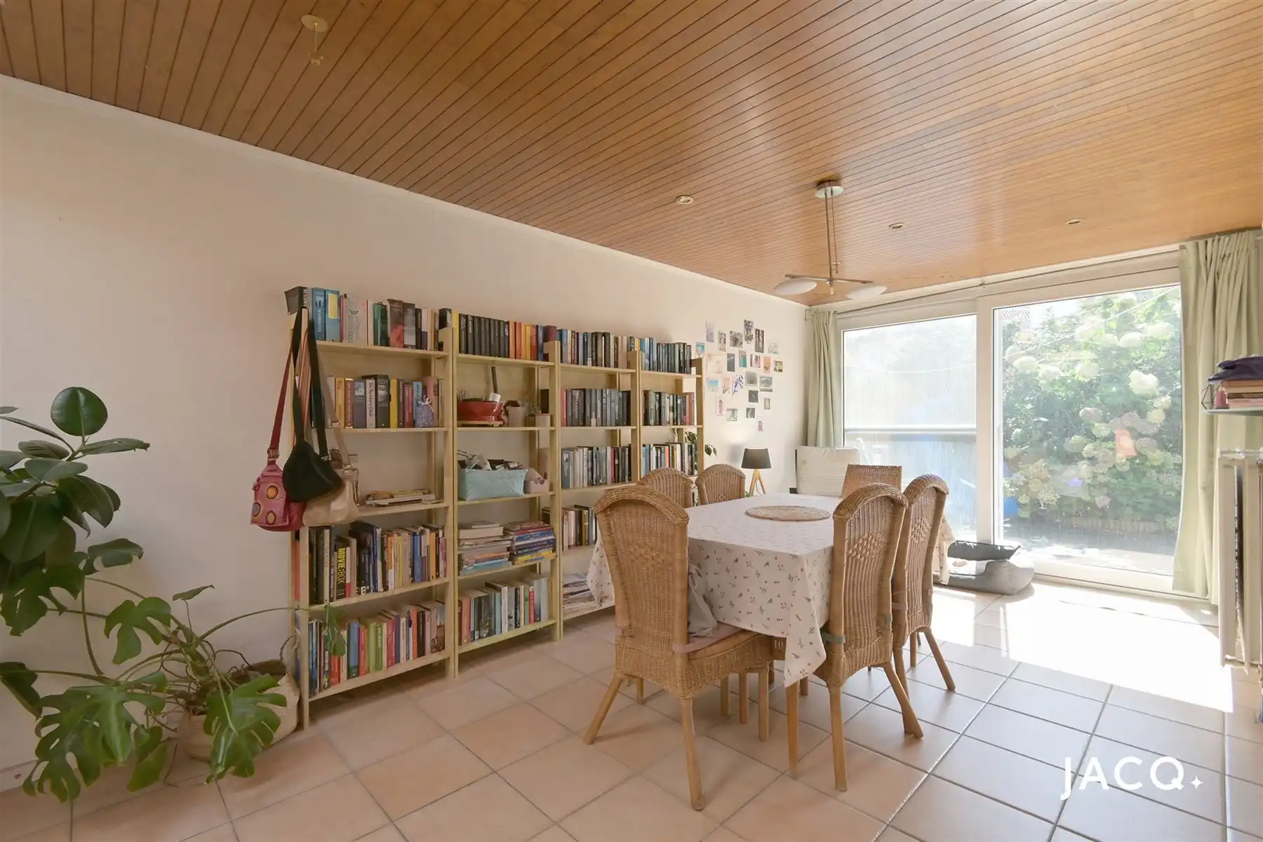 Op te frissen woning met 3slpk's, garage en zuid-terras! foto 3