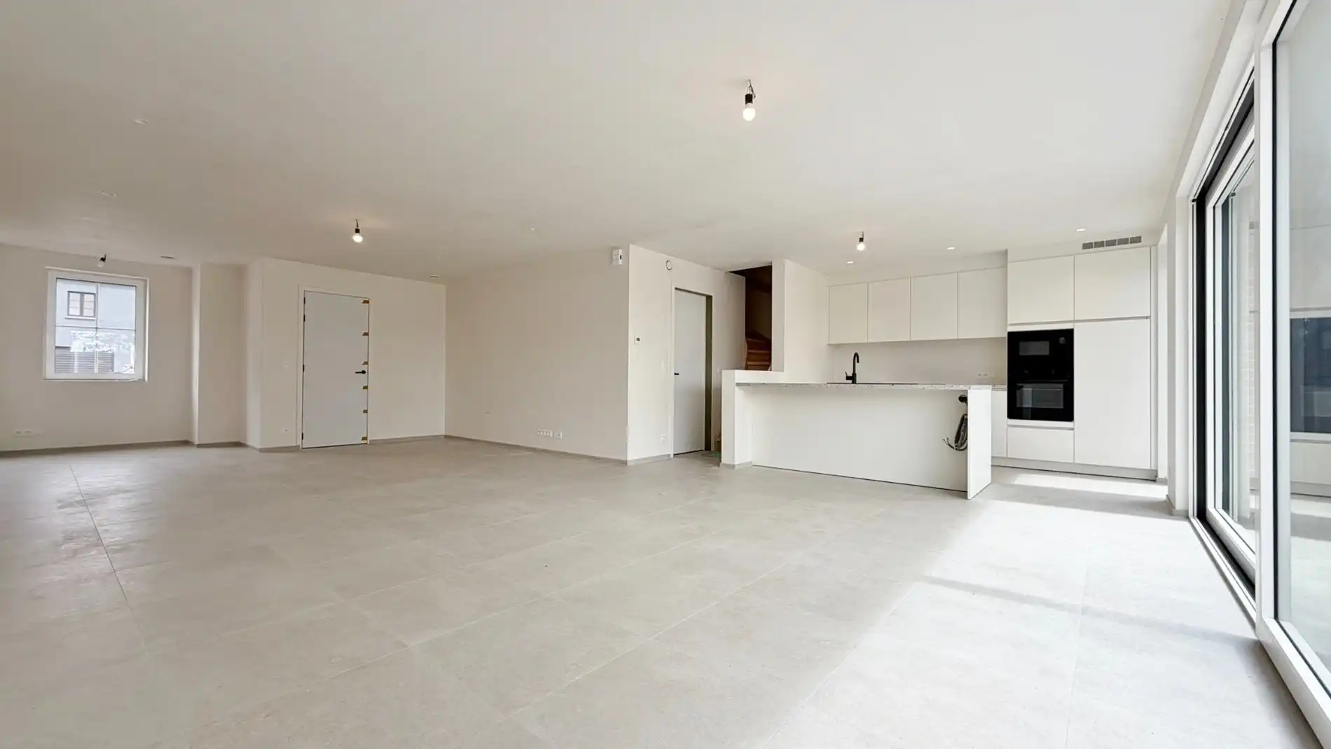 Nieuwbouwwoning met 5 slaapkamers, zonnige tuin en 2 garages te huur foto 4