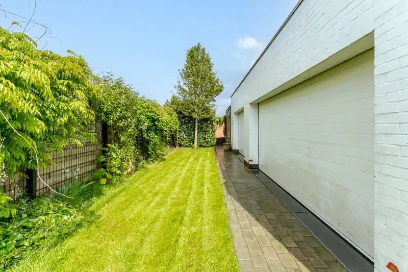 Roeselare-Gits. Opportuniteit aan de Bruggesteenweg gelegen. RUIME LUXE VILLA MET KANTOOR & MAGAZIJN , 4 slaapkamers, uiterst commercieel en zichtbaar. Recent vernieuwd ! foto 25