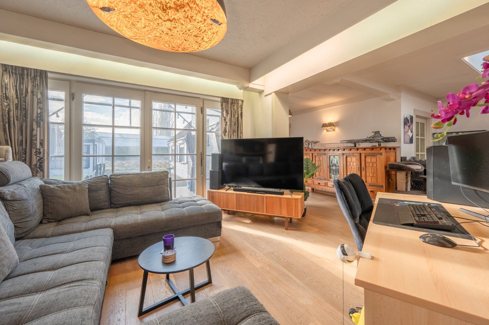 Gelijkvloerse woonst met grote tuin en garage te Sijsele. foto 4