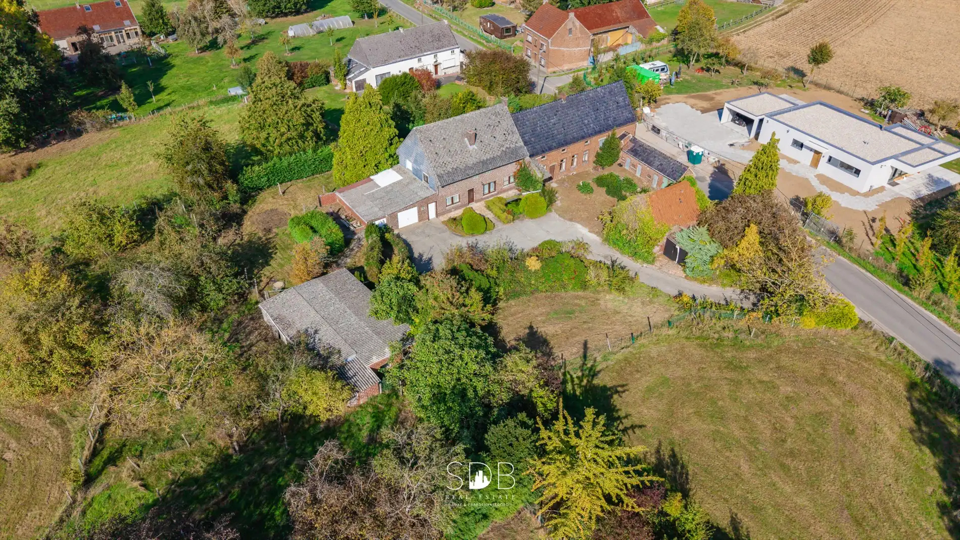 Landelijke hoeve met bijgebouwen en aanpalende graslanden op 14.677m²  foto 25