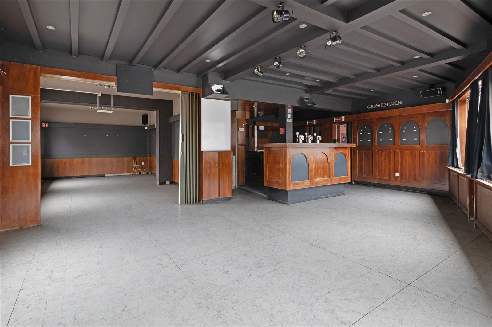 Handelswoning met appartement, garage en parkeerplaats foto 6