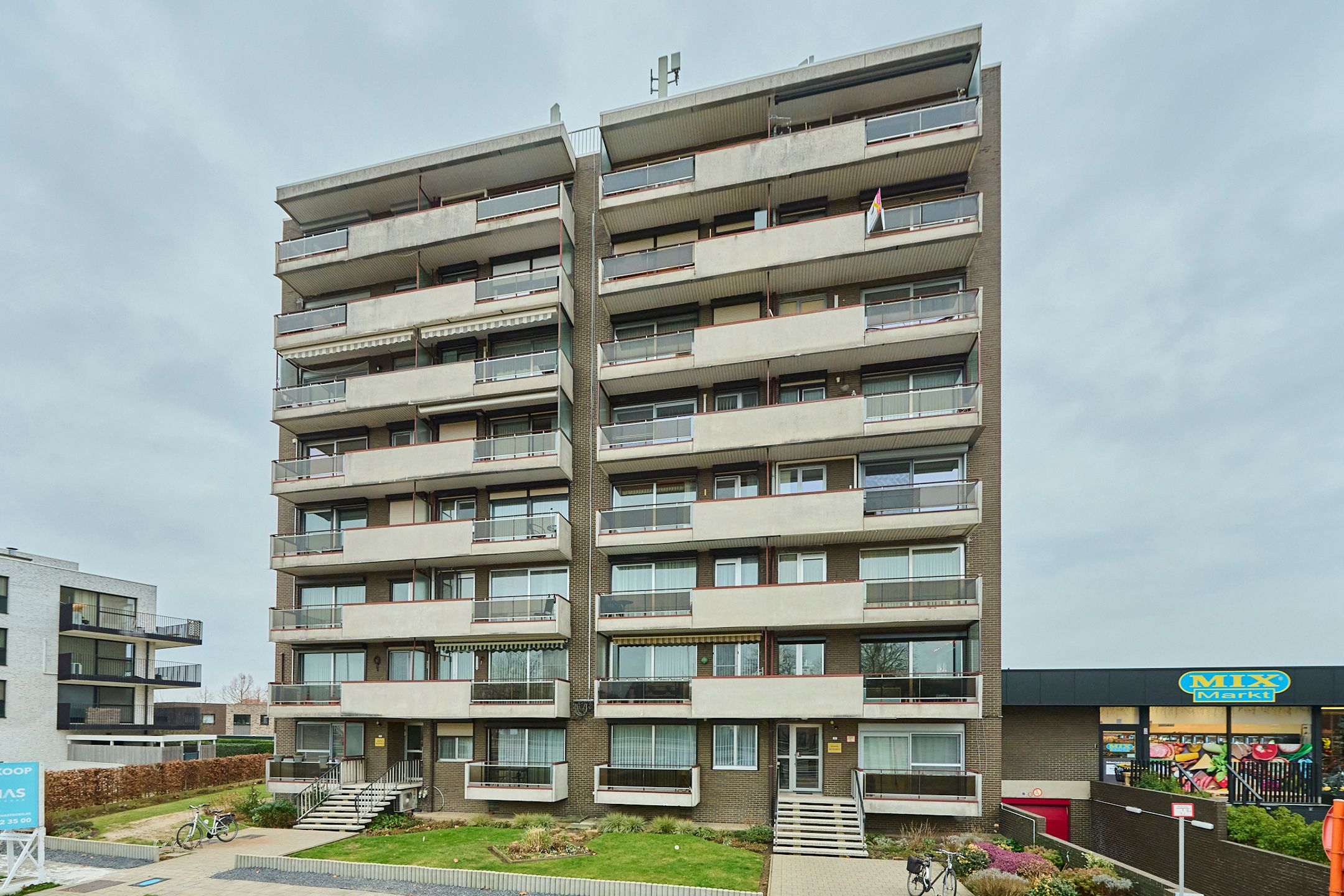 Verzorgd 2 slpk appartement met terras, parking en kelder  foto {{pictureIndex}}