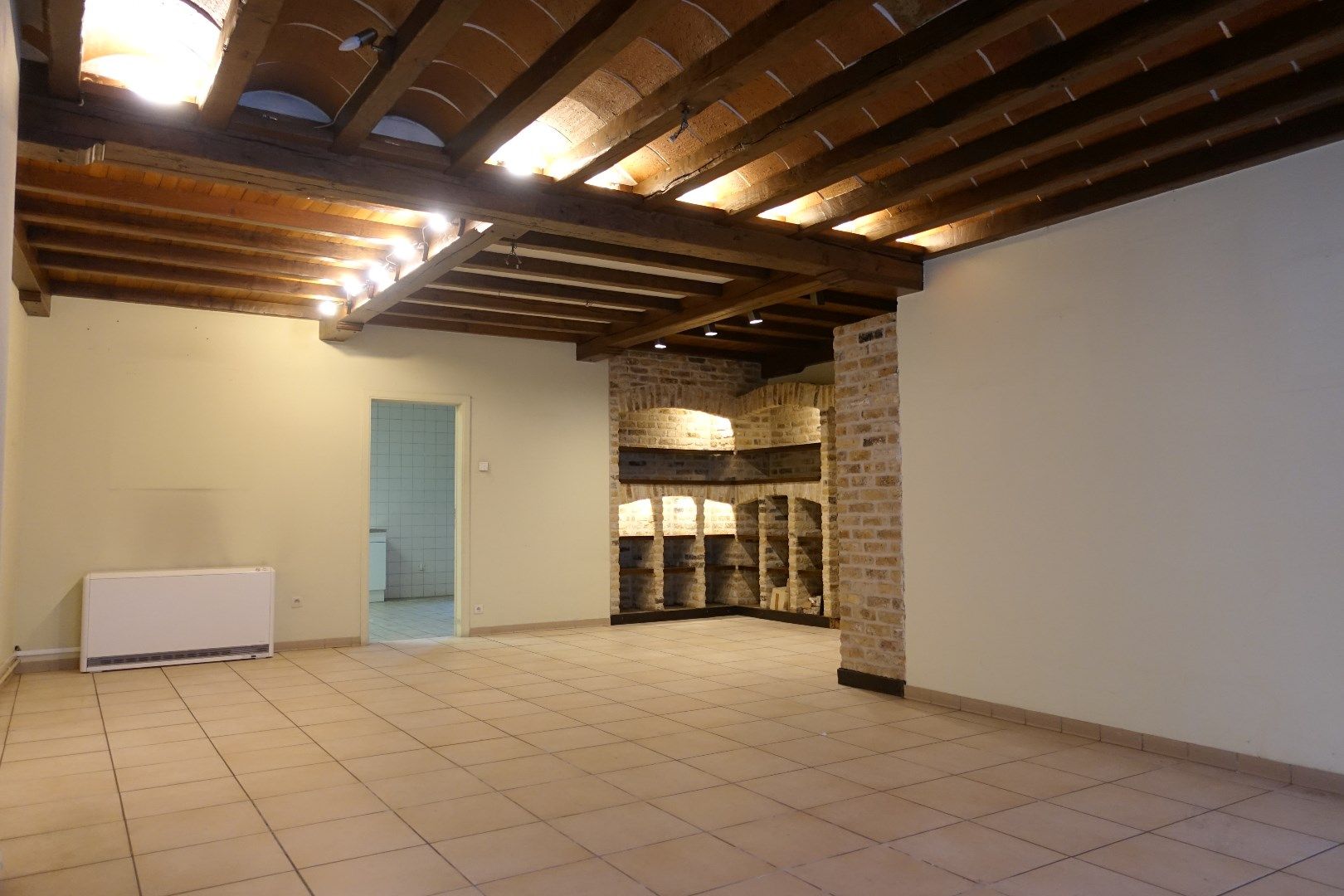 Opbrengsteigendom met 7 appartementen, 2 handelspanden en 7 garageboxen in Gistel foto 6