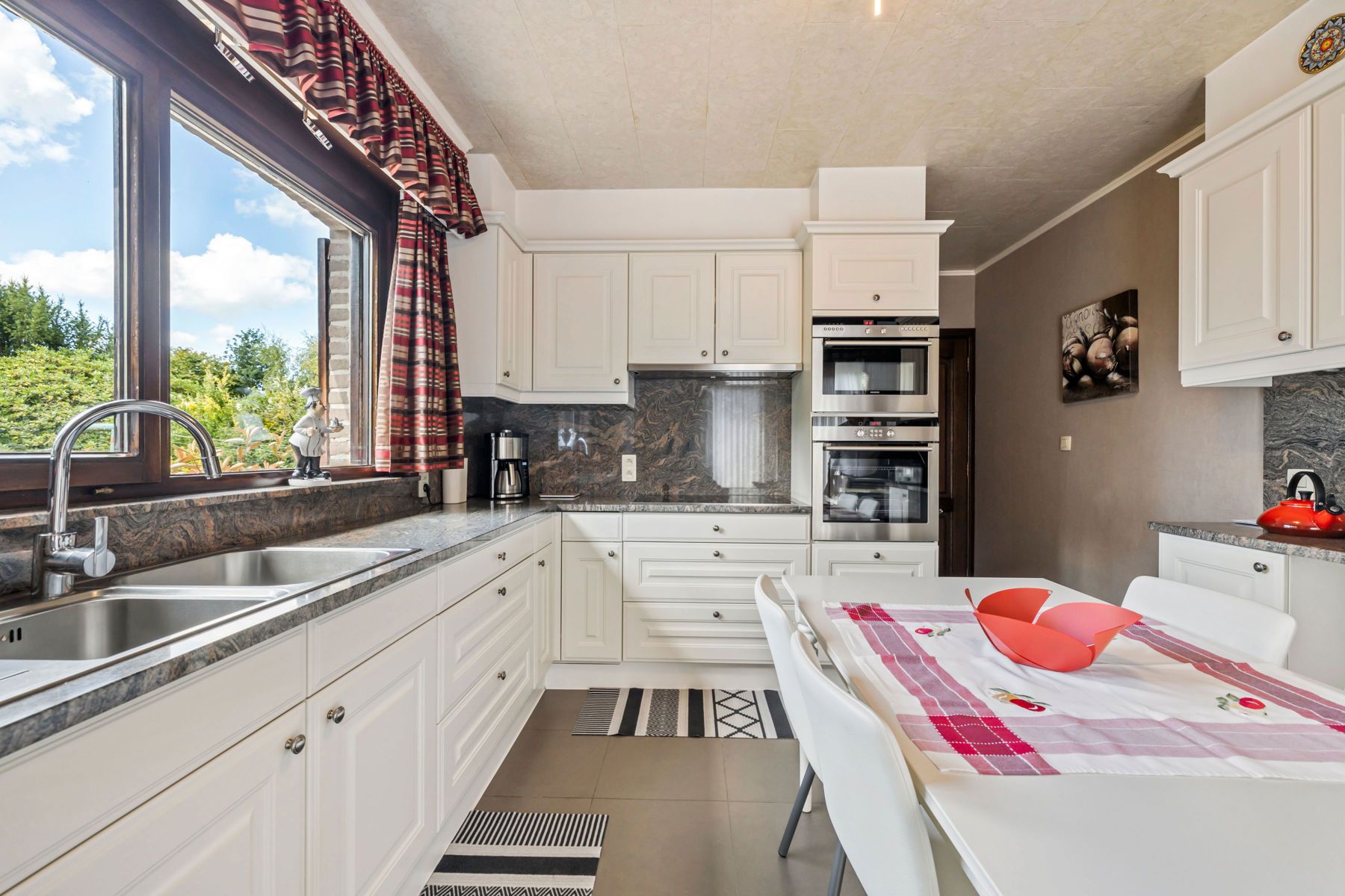 ONDER OPTIE Ruime villa in zeer goede staat met grote garage foto 9