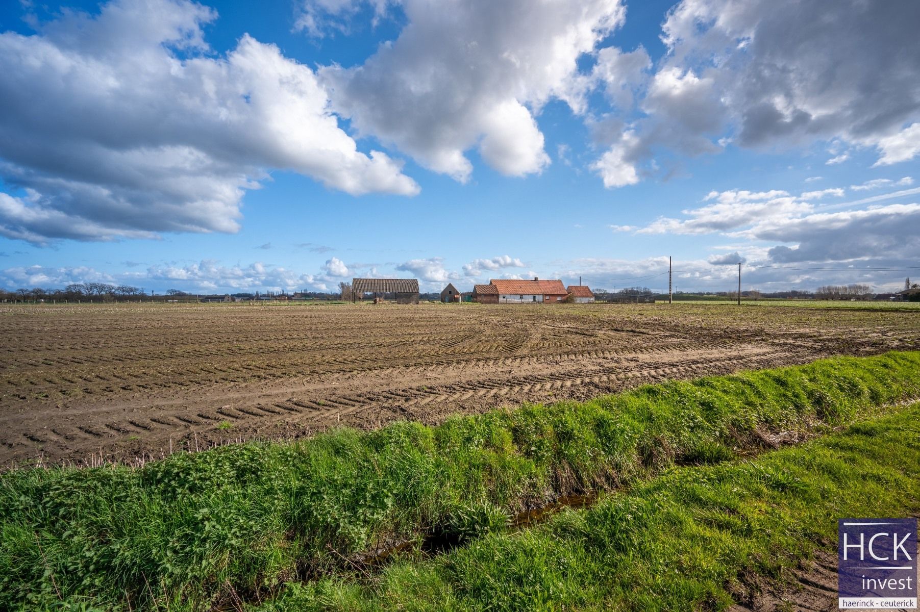 KRUISHOUTEM - Hoeve met woonhuis, landgebouw en hangaar op 2ha 67a foto 2