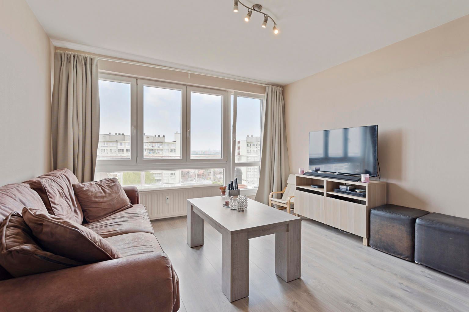 Volledig gerenoveerd 2 slaapkamer appartement te Breughelpark! foto {{pictureIndex}}