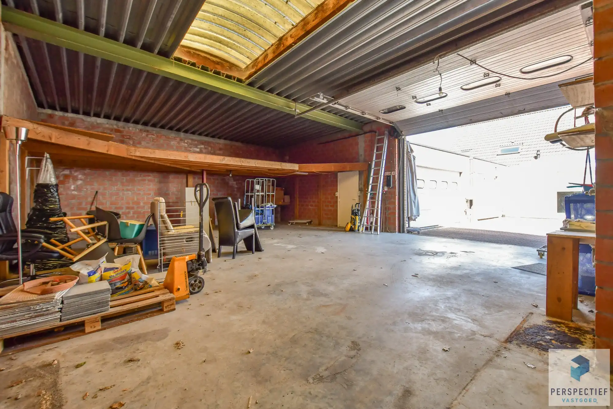 Unieke villa met dubbele garage en opslagplaats/ loods in rustige omgeving foto 20