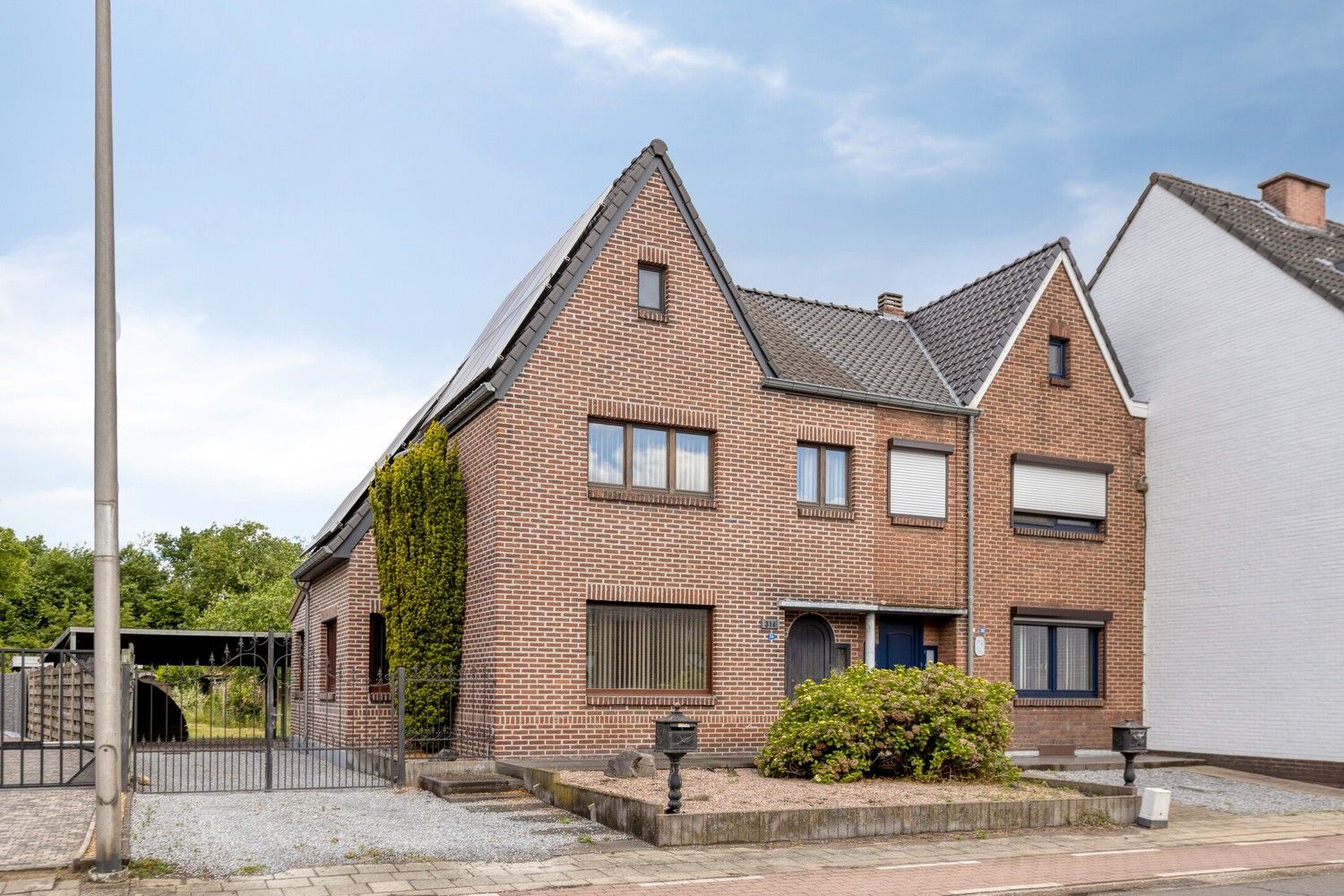 Halfopen gezinswoning met drie slaapkamers (mogelijkheid tot 4), grote tuin en zonnepanelen! foto 2