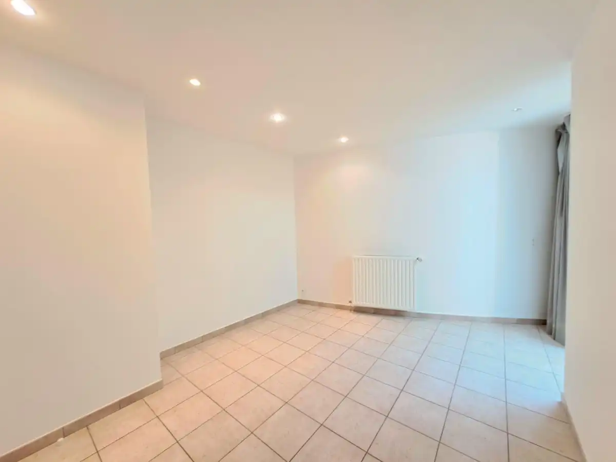 Lichtrijk gelijkvoers appartement met tuin en 2 slaapkamers en garage foto 15