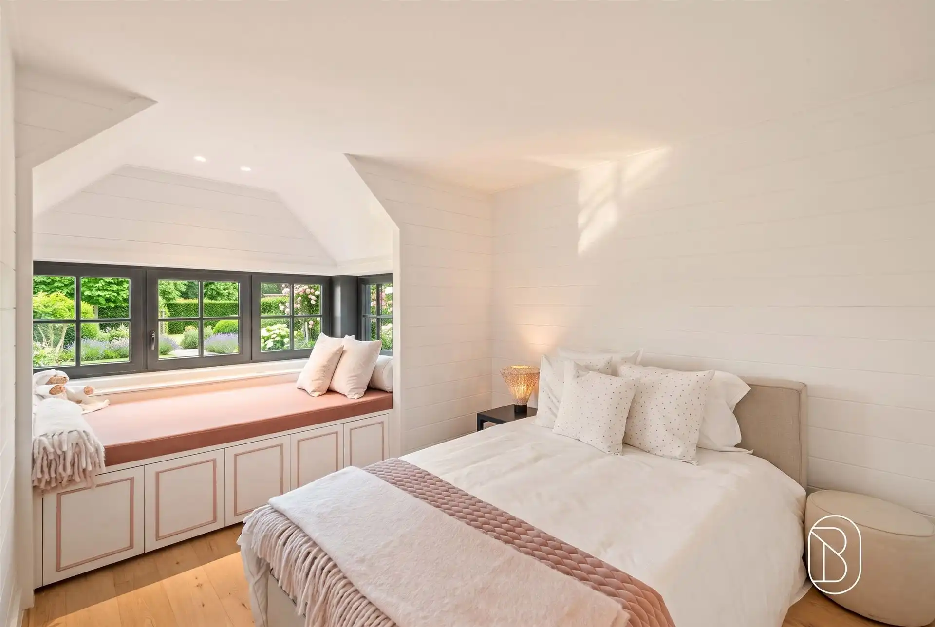 Toffe villa met bijgebouw en tuin met prachtig zicht foto 20