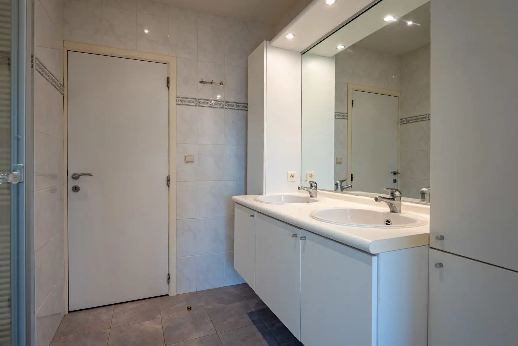Instapklaar appartement, groot terras, staanplaats en lift! foto 10