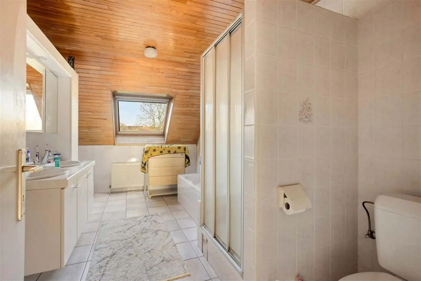 Ruime 3-gevel woning (274m²) met 3 slaapkamers, grote garage en mooie tuin foto 17