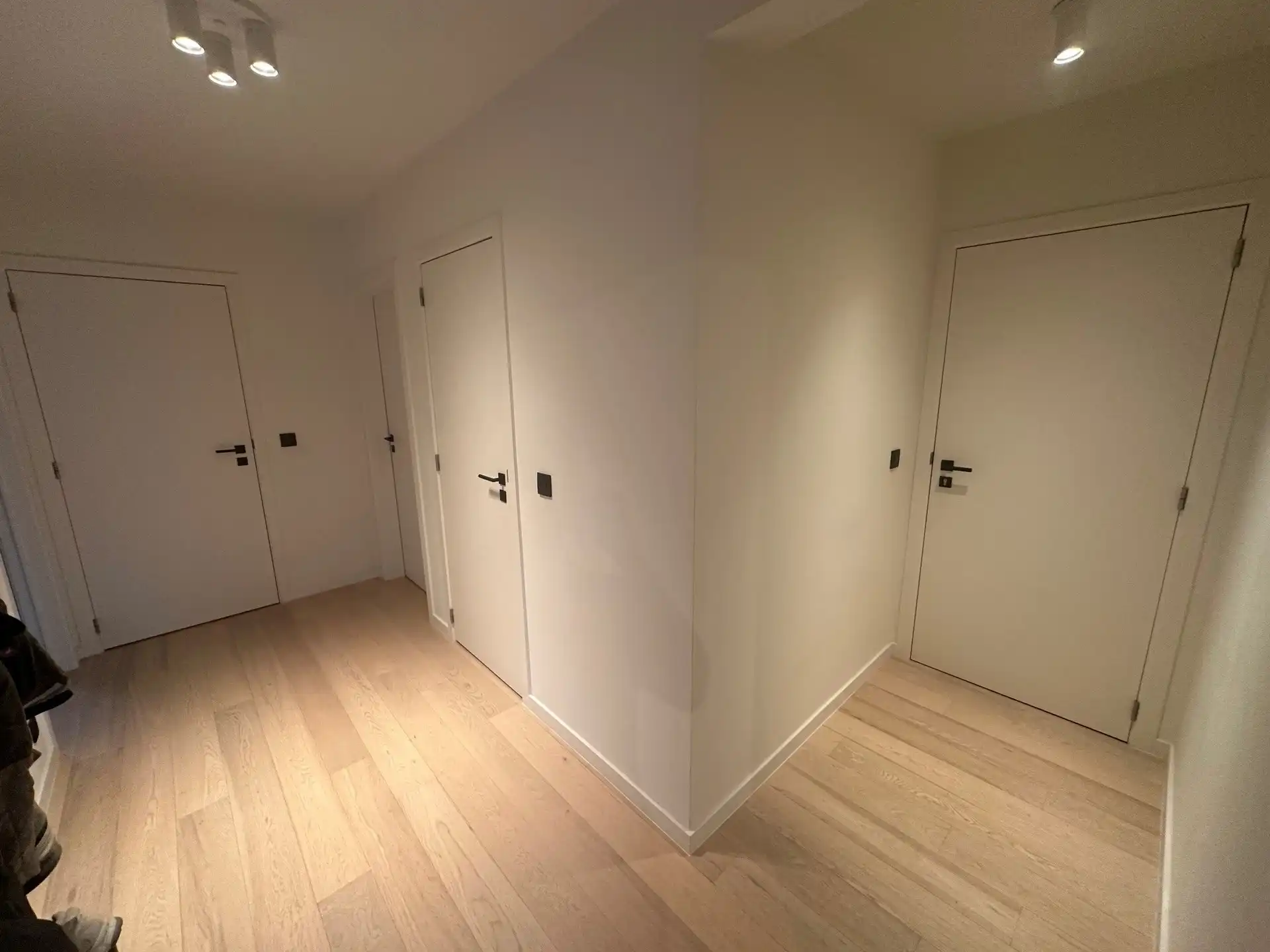 Strategisch gelegen en gerenoveerd tweeslaapkamerappartement met garage foto 5
