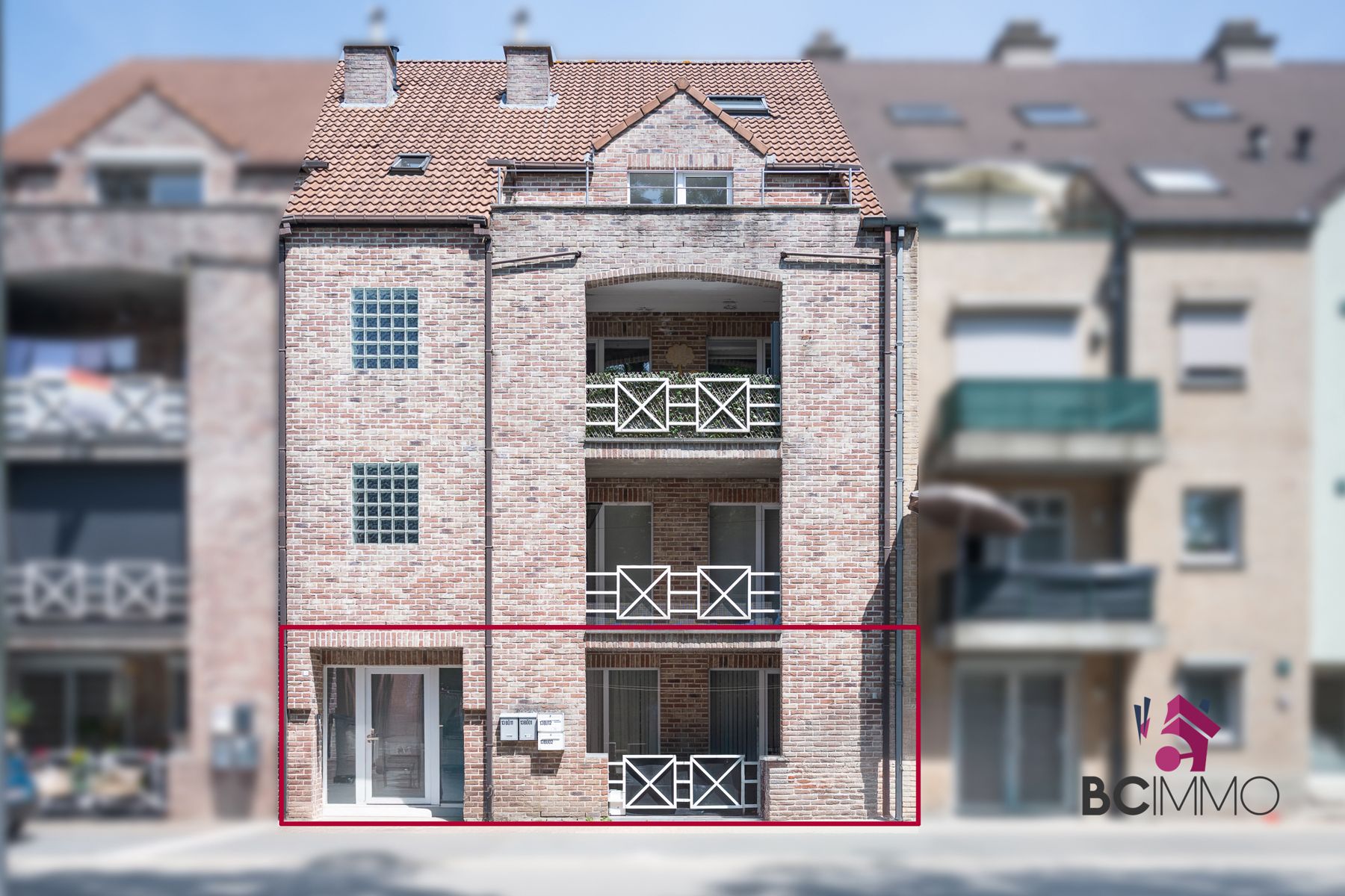 Gelijkvloers appartement met terras te koop in Genk foto {{pictureIndex}}