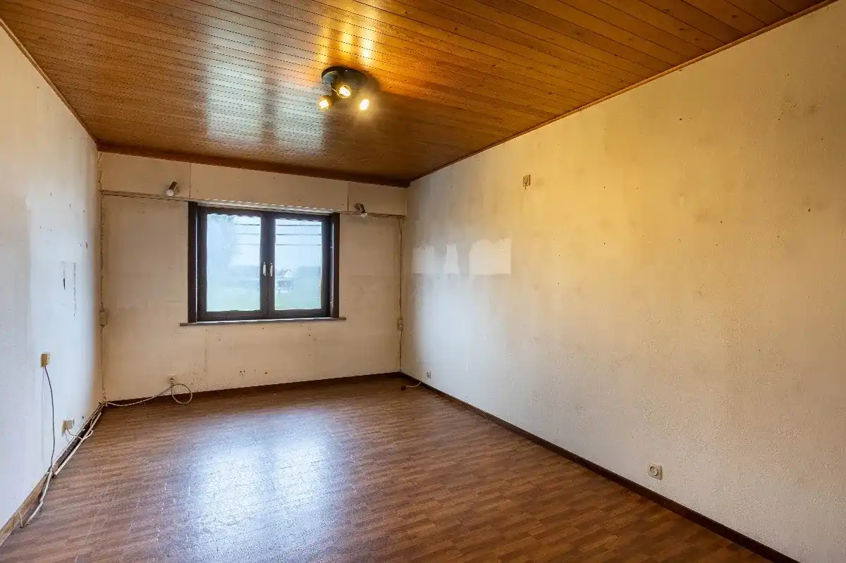 Karaktervolle deels te renoveren woning met veel potentie foto 11
