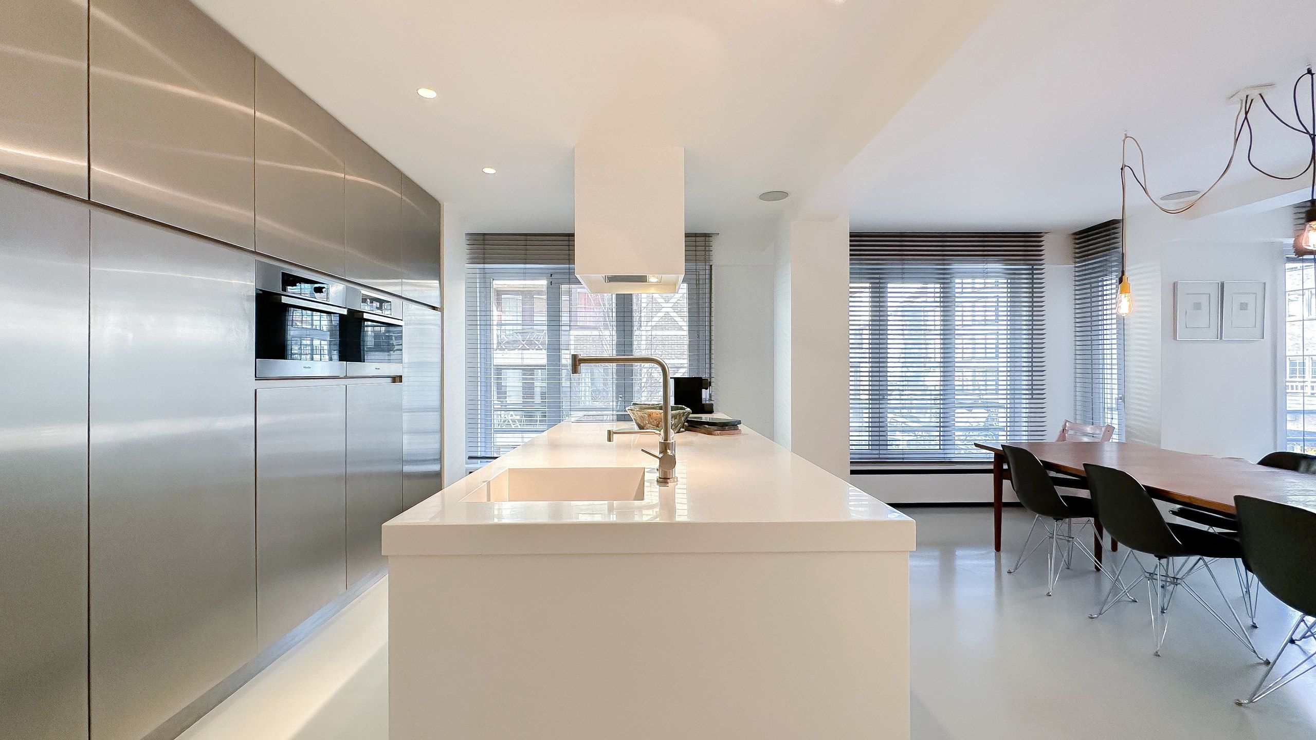 Hedendaags smaakvol ingericht HOEKAPPARTEMENT met loftgevoel foto 11