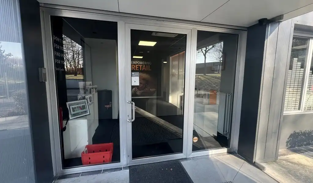 Bedrijfsgebouw met laadkades te huur in Ronse foto 10