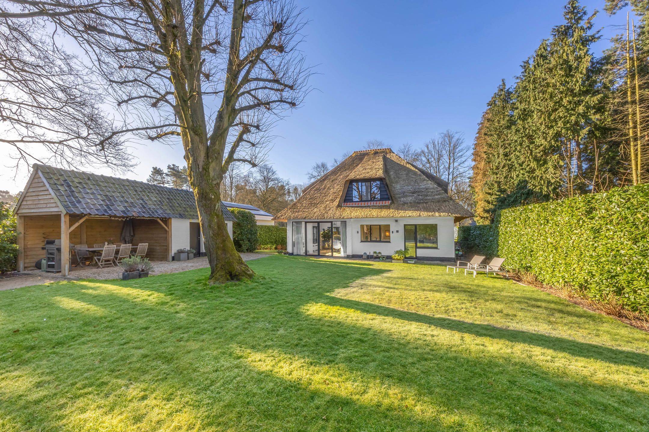Recent gerenoveerde rietgedekte villa vooraan Schilde dorp! foto 16