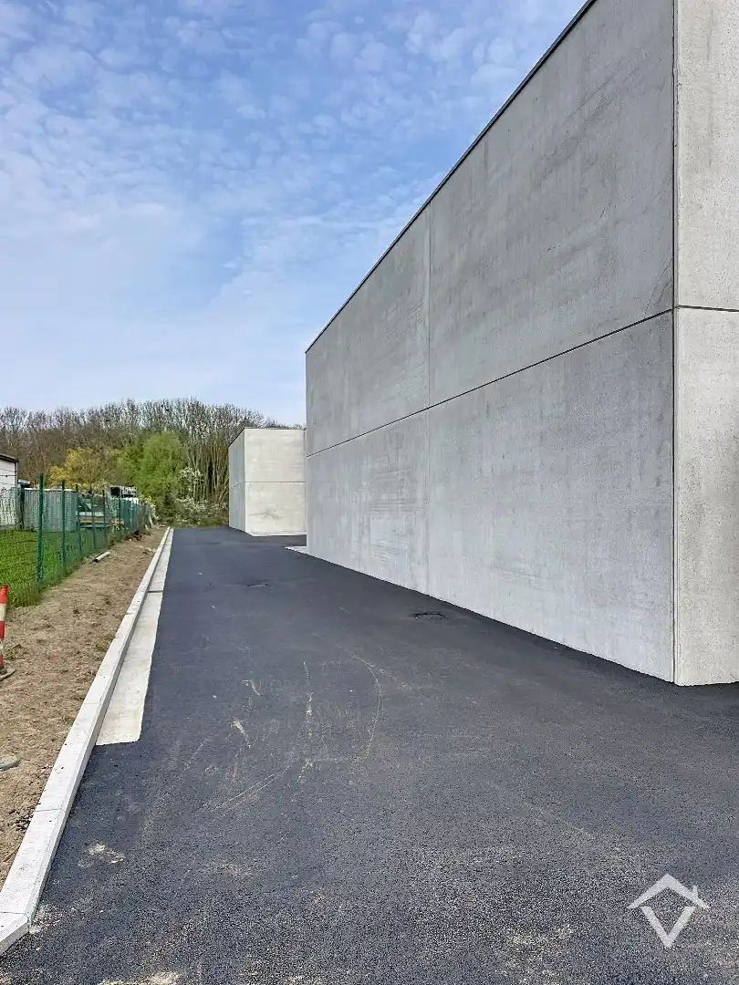 Nieuwbouw loods KMO-UNIT te koop – 256 m² met 1 parkeerplaats inbegrepen op de industriezone te Aartrijke foto 2