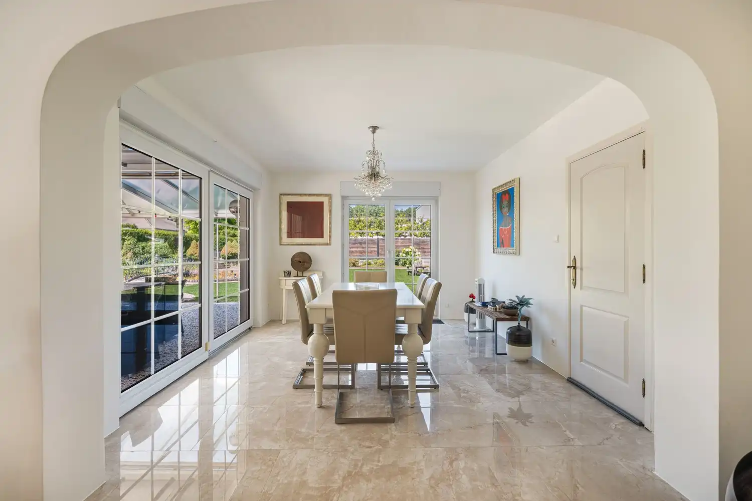 Exclusieve villa met royale leefruimtes op een unieke locatie foto 10