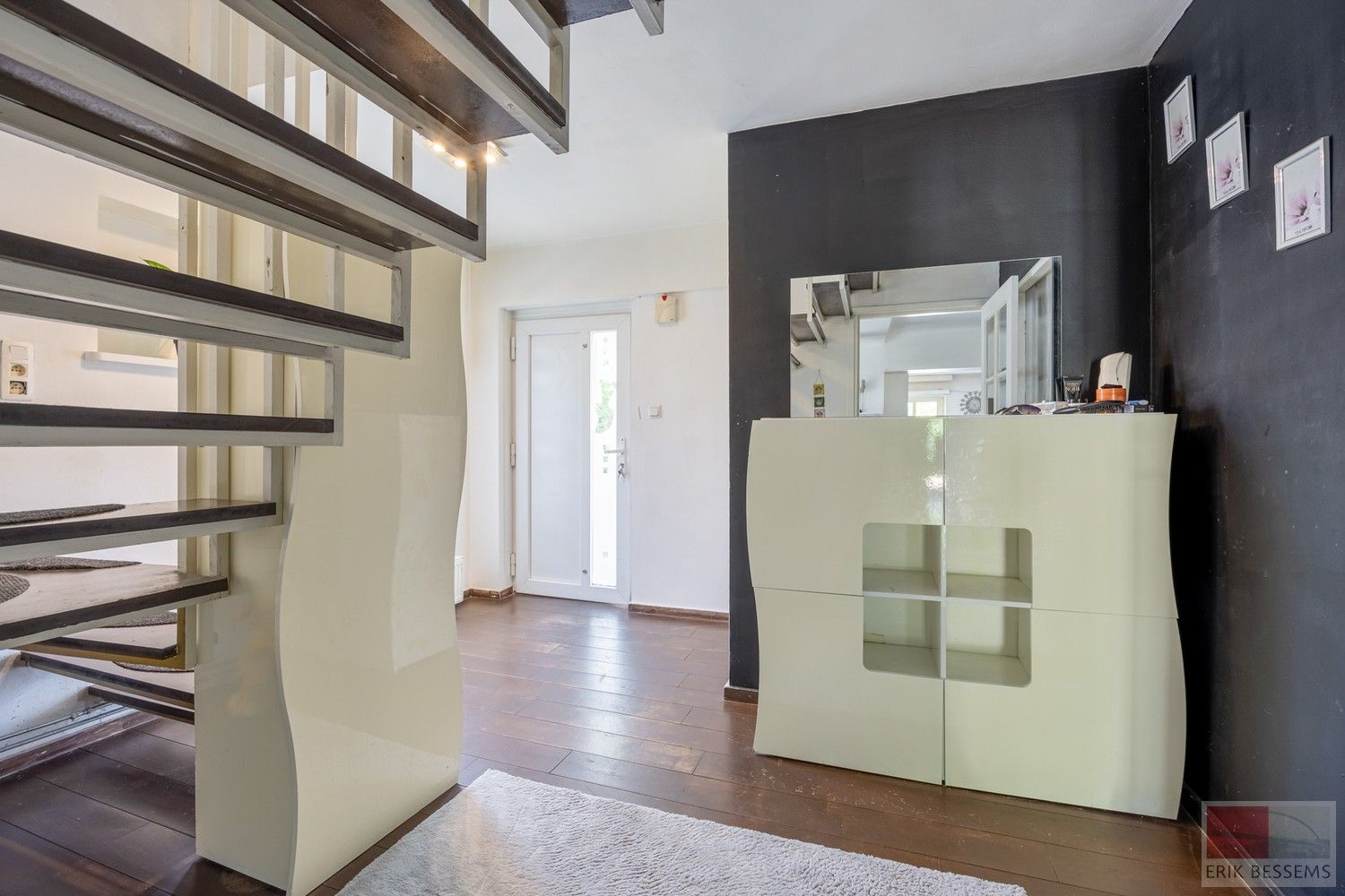 Op te frissen, vrijstaande woning met veel potentieel op royaal perceel van 1080 m², deze te moderniseren woning combineert een bewoonbare oppervlakte van 199 m² foto 2