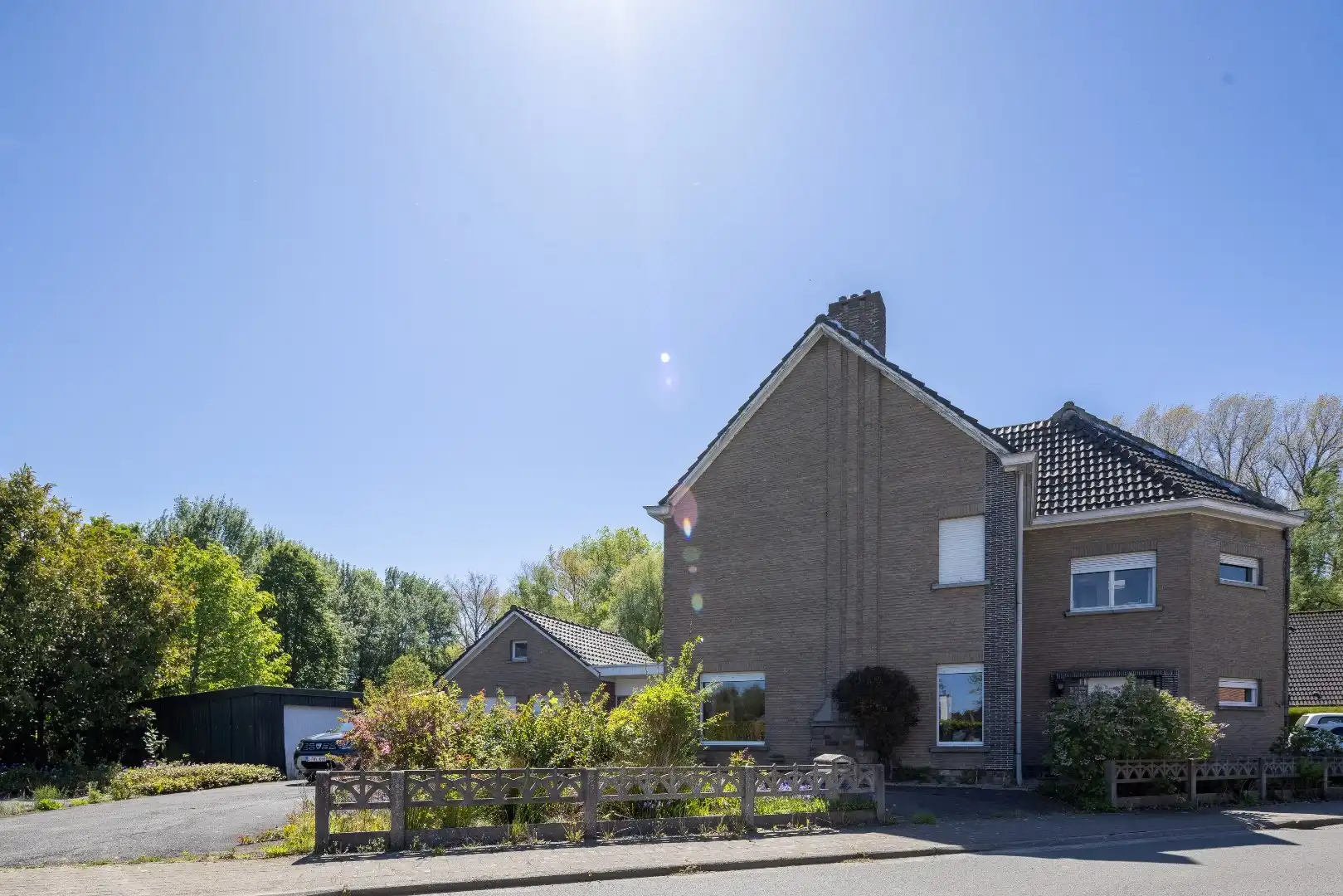 Op te frissen half open bebouwing met ruime tuin, en garage in Gijzegem foto 3