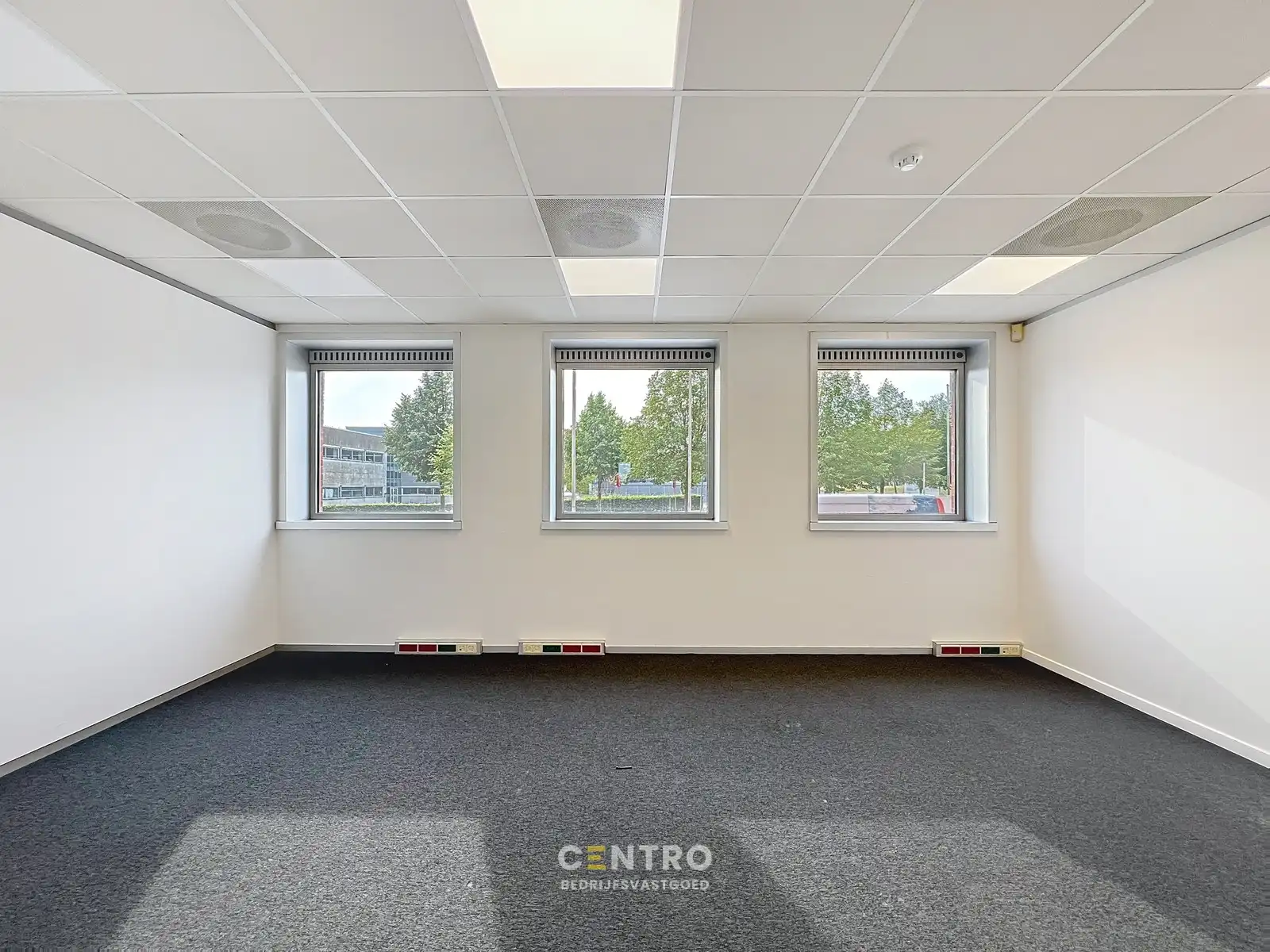 Instapklare KANTOORRUIMTE (± 700 m²) - ALL-IN formule (huur, verbruik, randaccomodatie, etc.) te IEPER. foto 7