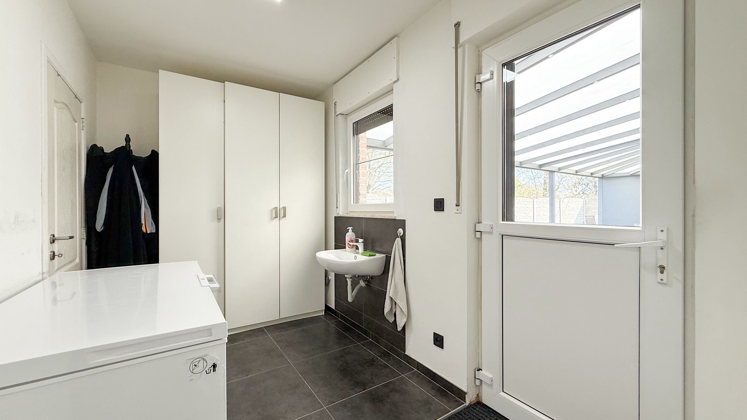 Instapklare woning met 4 spks en volledig aangelegde tuin! foto 15