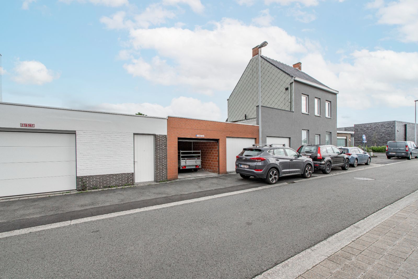 Instapklare woning met zonnepanelen en uitweg via achterliggende ruime garage! foto 14