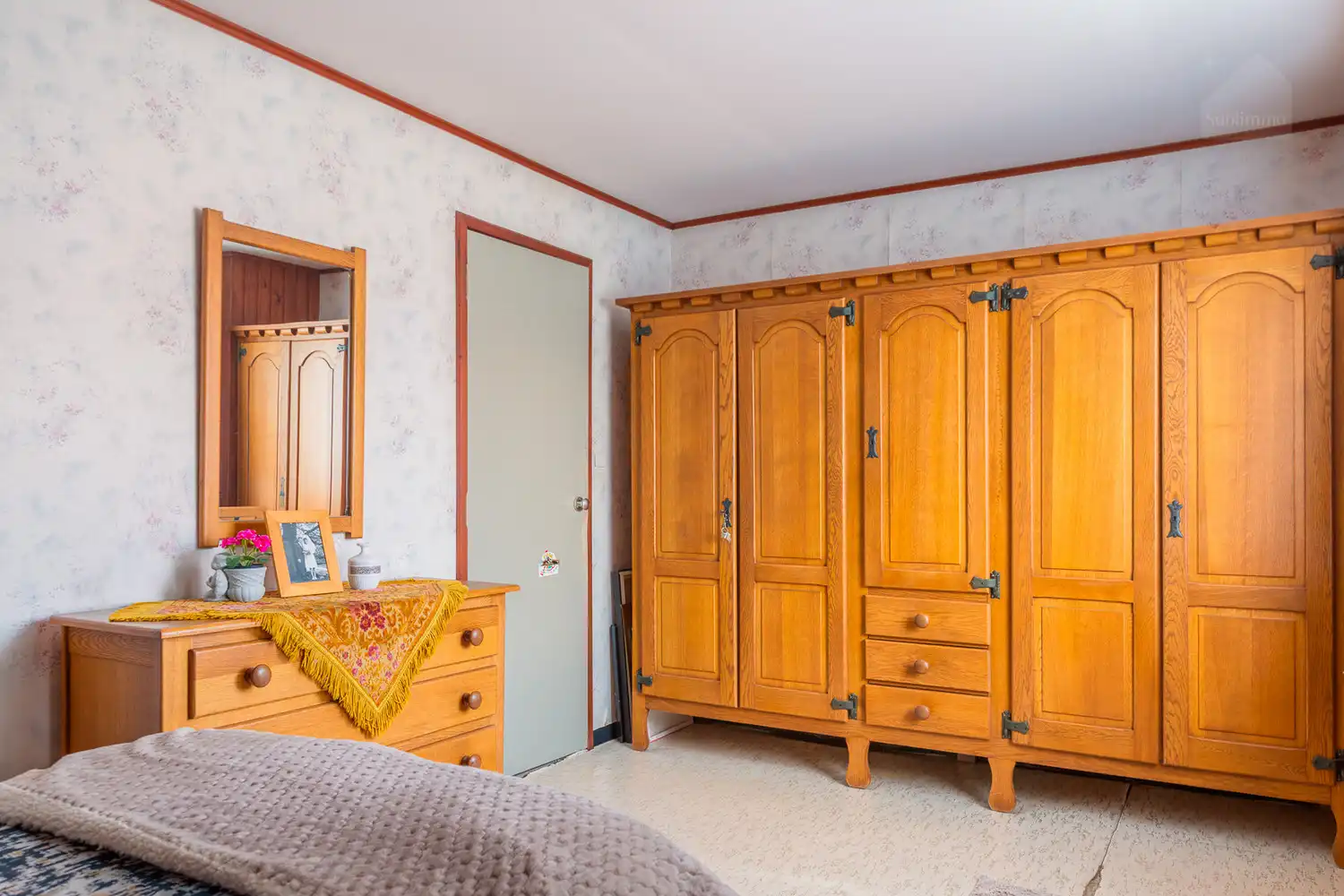 Charmante woning met 6 slaapkamers, garage en gezellige tuin op 695 m² foto 14