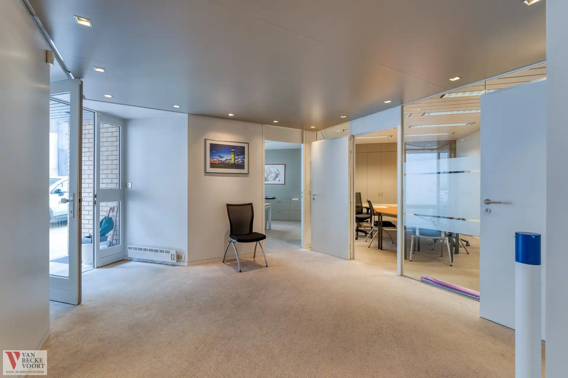 Handelsgelijkvloers 217m² + 6 autostandplaatsen foto 9