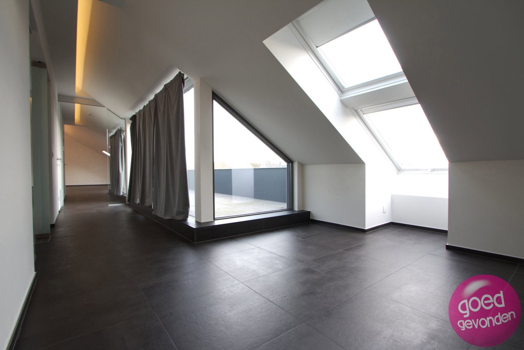 Erg ruim 2-slk app met terras en parking foto 8