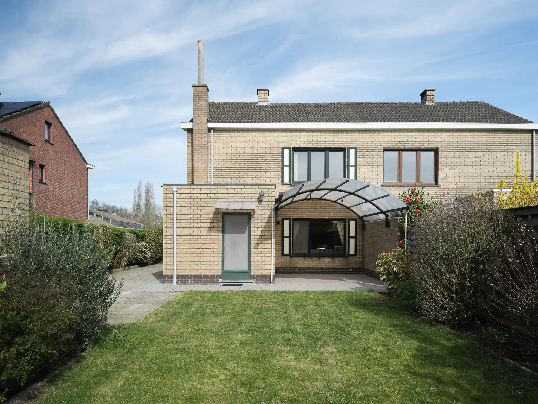 Goed onderhouden woning met tuin in gegeerde woonwijk foto 2
